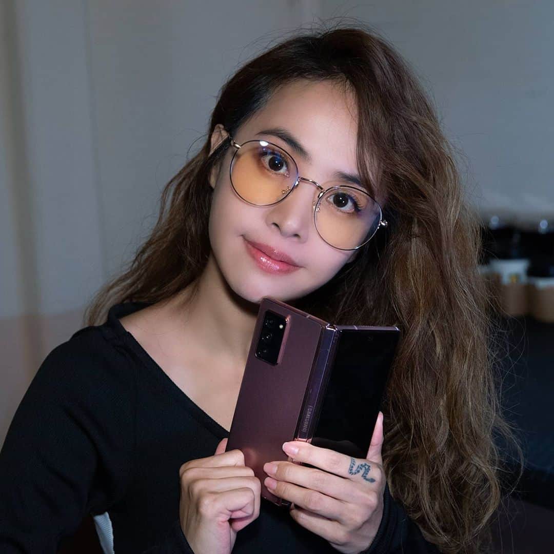 ジョリン・ツァイのインスタグラム：「CC #GalaxyZFold2 #未來由我展開 #TeamGalaxy」