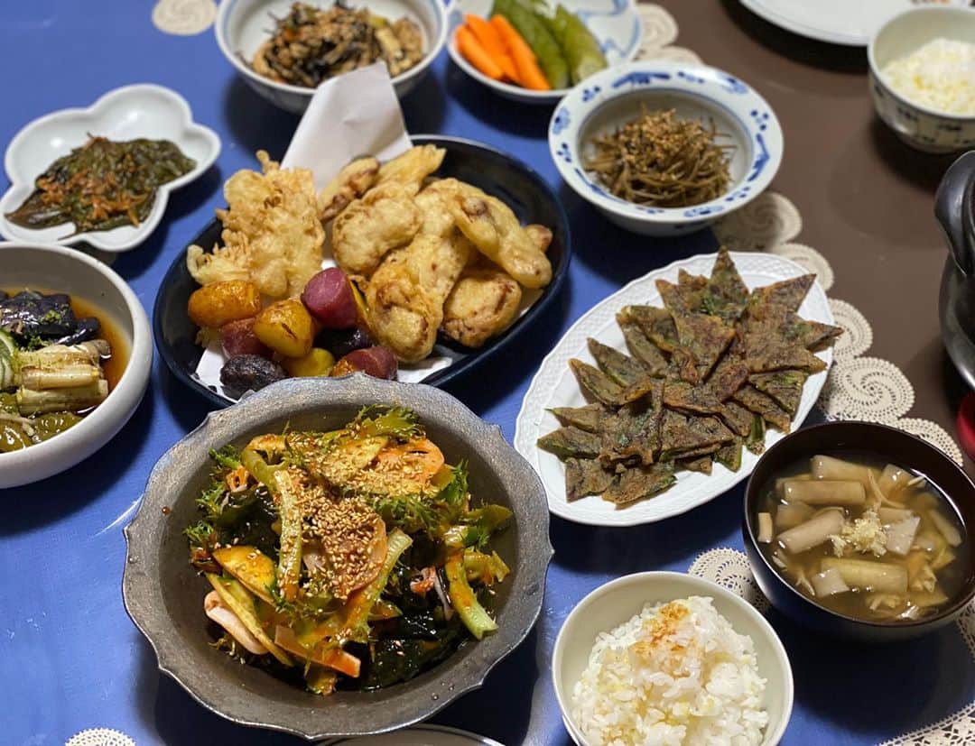 青山有紀さんのインスタグラム写真 - (青山有紀Instagram)「ママ宅で夕食。 向かうとき、ずいきの葛あんかけ食べたいなぁ🤤って思ってたら、食卓に出てきた。 なんとなくわかるんだって。ママすごい😭 豚肉塩麹漬けの天ぷらや茄子と万願寺とうがらしの南蛮や海藻とニラのチヂミやゴマの葉漬けとか、ほんとに美味しいしかない😭😭」9月21日 17時09分 - yukiaoya
