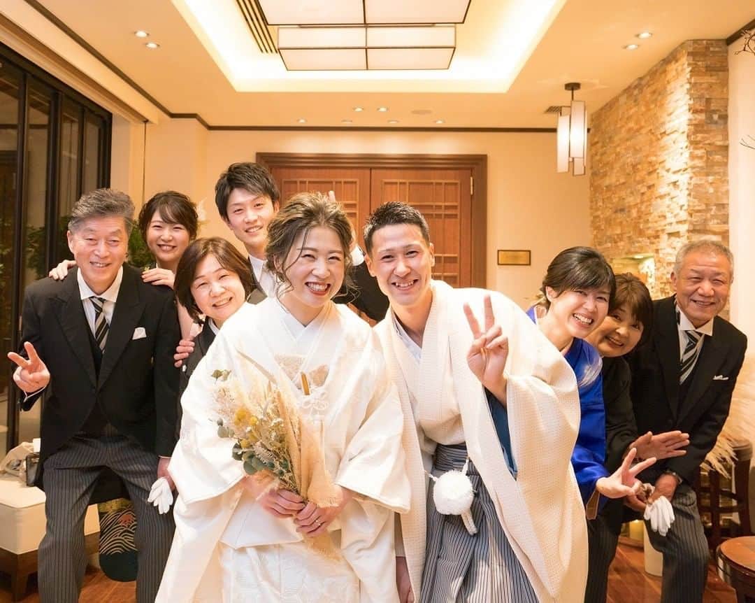 KIYOMIZU京都東山 公式さんのインスタグラム写真 - (KIYOMIZU京都東山 公式Instagram)「@kiyomizu_kyoto_higashiyama をフォローして、 『#kiyomizu京都東山』 『#kiyomizu花嫁』 『#スタイルズ花嫁』 をつけて投稿してくださいね＊ . 最高の笑顔で、ご家族の皆さまと♡ 素敵な関係性が伺え、 絆の深さを感じていただけるショットに◎  おふたりはもちろん、 ご家族にとっても一生の思い出に残る 結婚式をお約束いたします＊ . ---------------------- . ▼ブライダルフェアの予約は インスタのTOPからcheck⚐ ＞＞＞ @kiyomizu_kyoto_higashiyama . #スタイルズ花嫁 #dress #kyoto #kiyomizu #wedding #ウェディングレポ #チャペル #ブライダルフェア #プレ花嫁 #卒花 #結婚式 #結婚式場 #結婚式準備 #京都 #京都花嫁 #関西花嫁 #Dressy花嫁 #maricuru #シェアーズヘアメイク #和装フォト #家族婚 #ファミリーウェディング #集合写真 #撮影指示書 #アットホームウェディング #白無垢 #ドライフラワー」9月21日 17時08分 - kiyomizu_kyoto_higashiyama