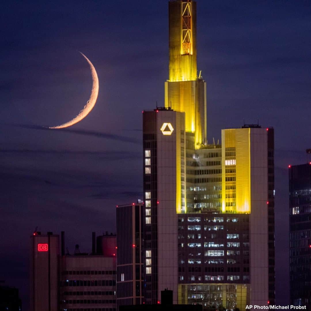 ABC Newsさんのインスタグラム写真 - (ABC NewsInstagram)「The crescent moon sets behind the buildings of the banking district in Frankfurt, Germany. #moon #germany」9月21日 17時09分 - abcnews