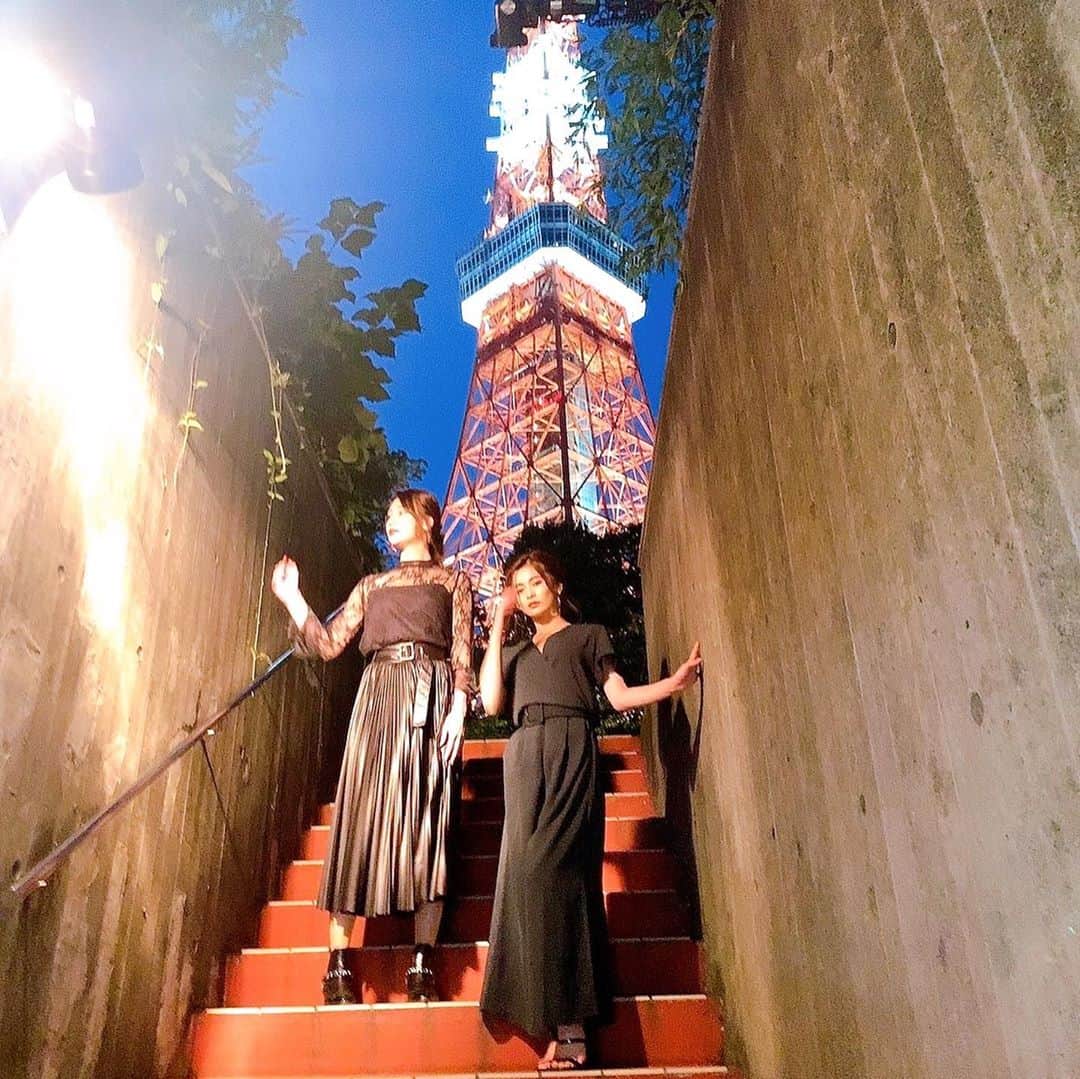 姉agehaさんのインスタグラム写真 - (姉agehaInstagram)「🗼💫🗼💫 ・ 東京タワーの近辺でロケ🐸🎶 ・ この日もまだまだ暑かったねぇ☀️ ・ 外出るだけで滝汗状態の真夏日に、秋服で撮影来てくれた @mizkiss ちゃんと @11maaya21 さん ありがとう🥺💛 ・ 北海道から上京してきた2人（と、さらに遠方からのゲストもいます❣️詳しくは誌面にて💁‍♀️） ・ の東京トーーーク❣️は次号にて🥺💛 ・ #椎名美月 #まあや #東京タワー #東京タワーが背景なのに何故か香港感もあると現場で話題に #北海道はゴキブリ出ないって本当か⁉️ #てか夏って短すぎるよね。今年は梅雨が長かったし涼しくなるのが早かったから特別短く感じた☀️ #そして毎年毎年冬はちゃんと長い #10月くらいから3月くらいまで寒い #一年の半分寒い #冬は冬で良いけど長すぎて飽きるんよね #夏くらい短く惜しまれつつ過ぎ去るくらいが良いのかもね #何事もお腹いっぱいにならないほうが良さげ #冬は長い」9月21日 17時06分 - aneageha