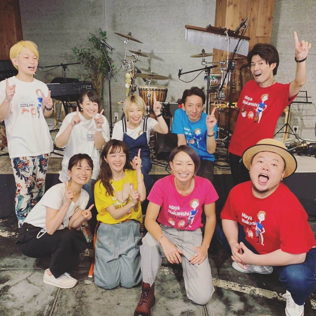 のインスタグラム：「中西麻耶年間報告！生配信LIVE！みんないい顔♡  最高の結果と、これから目標と、 これまでの感謝を最高の言葉で届けた中西麻耶  とてつもなく素敵でカッコよくて刺激的な音！ 言葉！演奏！パッションを届けたNakamuraEmiちゃん  HIPPYチームも最高のパフォーマンスができました！  何よりみなさんの温かい声援！参加嬉しいです！ まだ参加できるんです♪  2020.9.23（水）23:59までアーカイブが残っています 是非ともご覧いただき 昨日の音楽！言葉に出会って欲しい！！！です https://eplus.jp/maya920/ みんないい顔！そしてかわいいTシャツ！！！ https://store.skiyaki.net/mayanakanishi　 今回のライブ！Tシャツの売り上げの１部は中西選手の活動費！ そして大分豪雨災害の義援金になります どうぞみなさんの参加お待ちしてます」