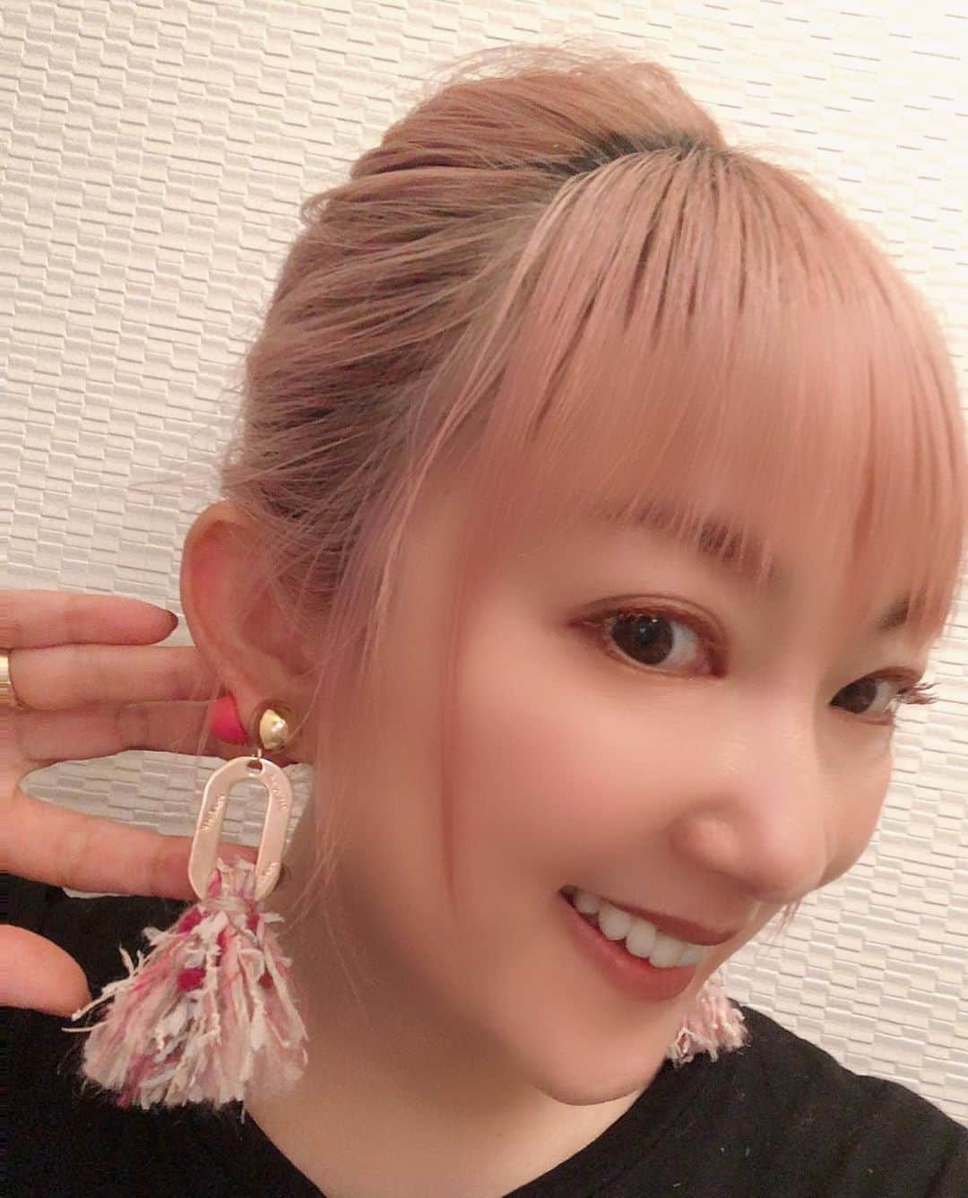 山田まりやさんのインスタグラム写真 - (山田まりやInstagram)「pink hairに合わせて @peachepeace0703n でオーダー❣️ ・ ・ #秋服コーデ #秋冬支度 #フリンジピアス #pierce #留め金まで可愛い😍 #youtube  #ムネまりチャンネル  #グッドボタン👍 #チャンネル登録お願いします 🛎✨ #プロフィールから飛べまーす ❤️ #山田まりや #ムネくん #親子 @central_official_  #小学2年生 #7歳 #男の子 #ママ #hairstyle #color #pink #instagood #instalike #instafashion #instadaily #love #loveislove」9月21日 17時22分 - mariya.yamada