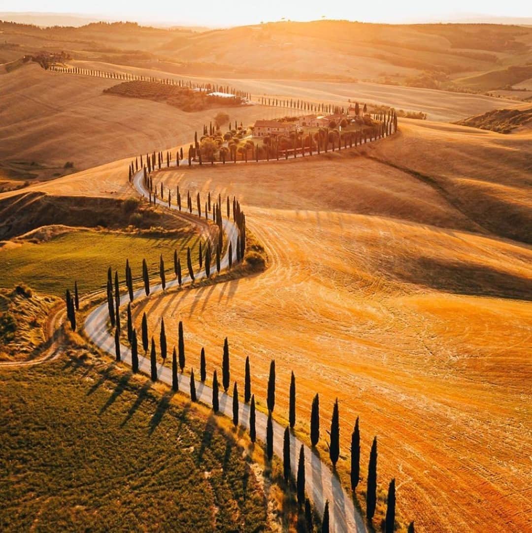 エールフランスのインスタグラム：「La route du Chianti, aux couleurs de l'automne  Autumn’s calling in Toscany 🍂  📸 : @wonguy974  #AirFrance #EnvieDailleurs #wanderlust #travel #toscane #Italie #Italy #views #sky #travelspic #nature #tuscany」