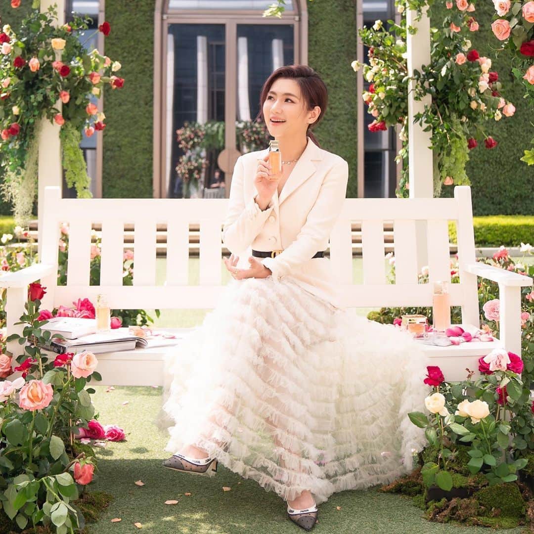 Vogue Taiwan Officialさんのインスタグラム写真 - (Vogue Taiwan OfficialInstagram)「#VogueBeautyHot  下個月即將慶祝39歲生日的 #任家萱Selina 對於生活有更多不同以往的感觸，尤其在多事的2020年，#Selina 更懂得如何把腳步放慢，回歸自己的狀態，了解自己喜歡什麼？自己真的開心嗎？也希望大家可以珍惜每一個當下，珍惜你身邊的每一個人，如果你愛他就要勇敢的表達出來。  #Diorskincare #DiorPrestige #迪奧精萃再生玫瑰微導精露 #任家萱 @DiorSkincare @selinanahaha」9月21日 17時32分 - voguetaiwan