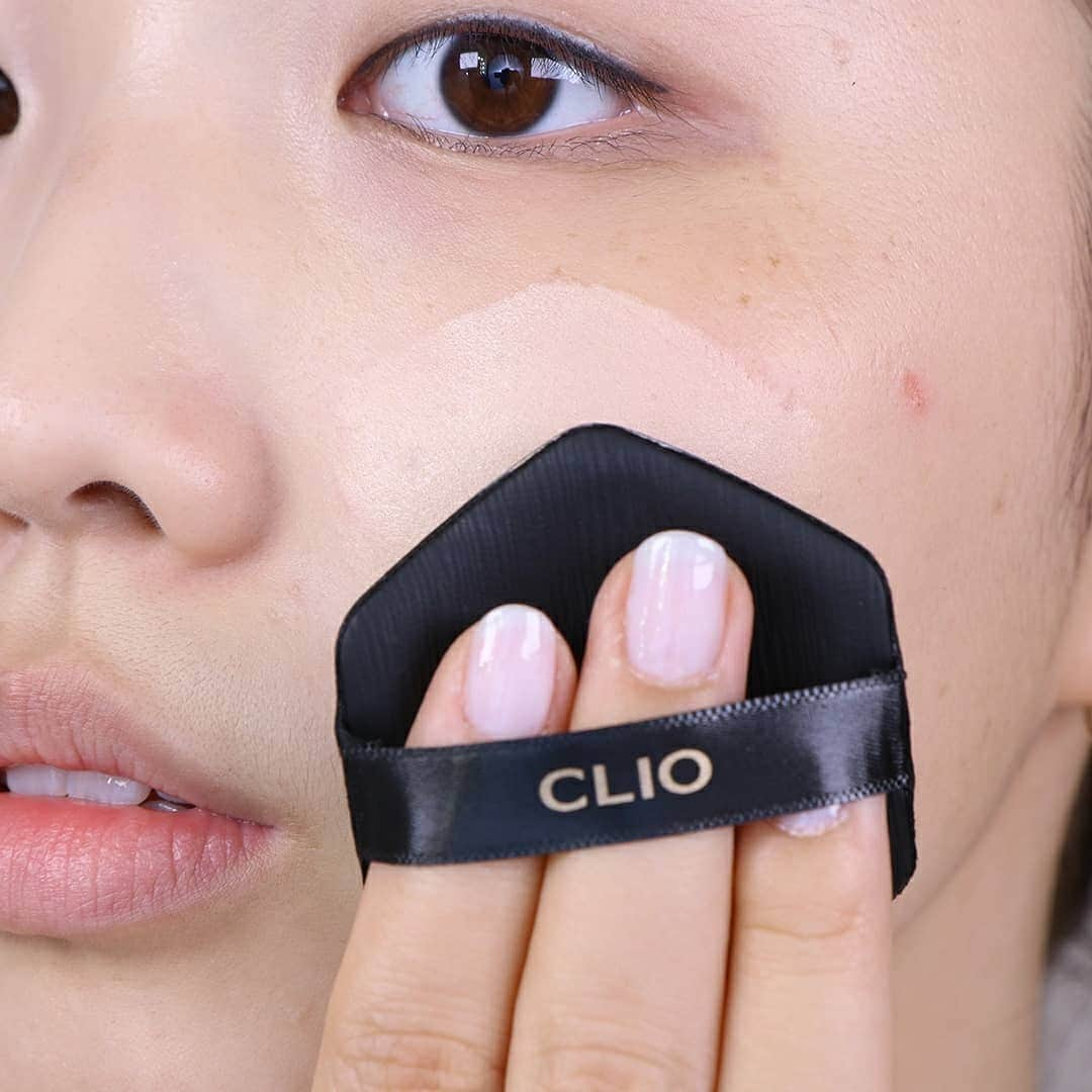 클리오 CLIO officialさんのインスタグラム写真 - (클리오 CLIO officialInstagram)「누가 쿠션에 픽서뿌렸나요..?🤭  ⠀ ✔️ 킬커버의 커버력은 그대로 ✔️ 얇고 가볍게 밀착 ✔️ 마스크에 콧등 찍힘 걱정 없이 ✔️ 묻어남 걱정 없이 ⠀ 작정하고 만든, #묻지마쿠션  NEW #킬커버픽서쿠션 ⠀ 🔔지금 올리브영에서 세일 중🔔 3̶2̶,̶0̶0̶0̶ 원 -> 22,400 원 ⠀ #올리브영 #올영 #올리브영과함께 #clio #클리오 #killcover  #매트쿠션  #クリオ #キルカバー #クッションファンデ ⠀」9月21日 17時36分 - clio_official