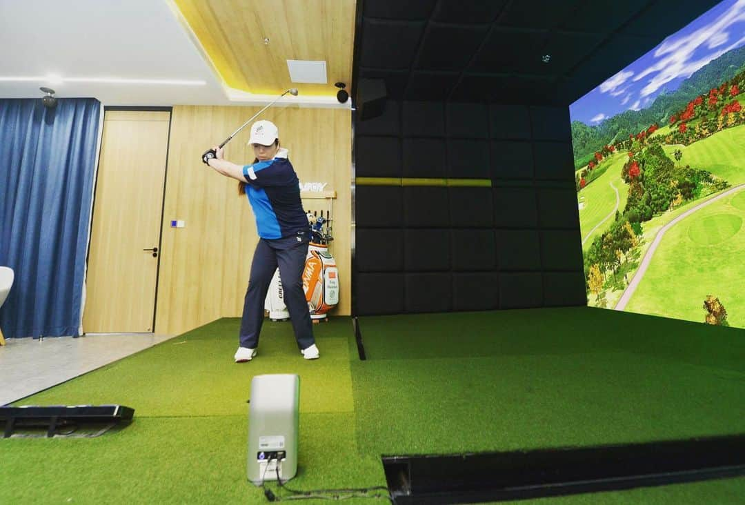 フォン・シャンシャンのインスタグラム：「Wanna play a round together? 🥳⛳️ 🏌️‍♀️   #GreenJoy #Simulator #missgolf @greenjoysimulator」