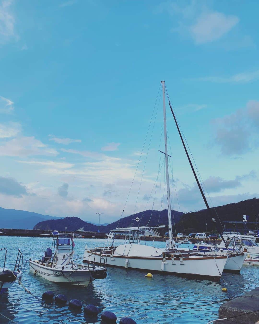 三谷晶子のインスタグラム：「早くヨットに乗りたいなっ⛵️  #加計呂麻島　 #ヨット  #grandbluekakeroma」