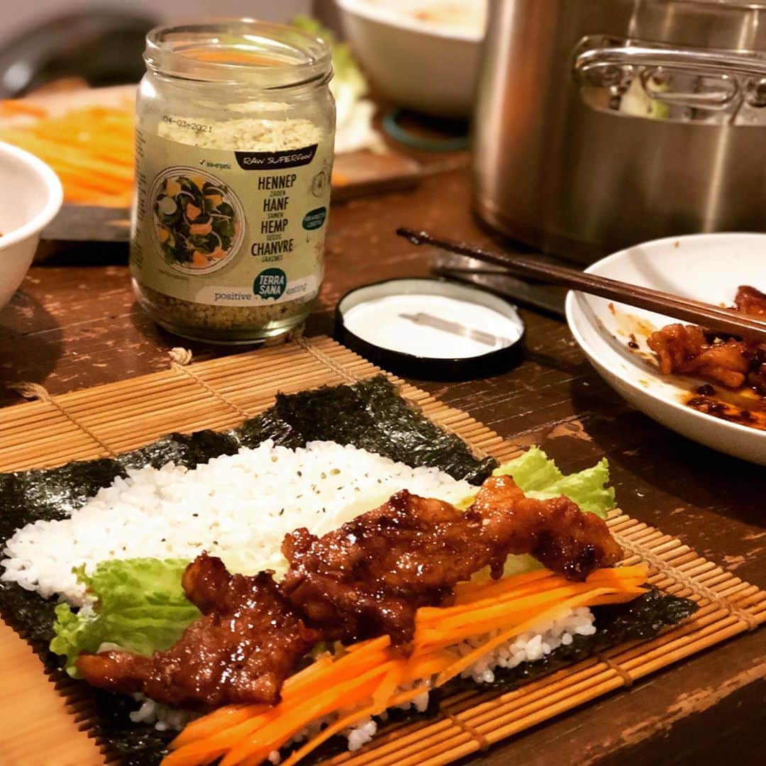 日登美さんのインスタグラム写真 - (日登美Instagram)「This is how I make Korean roll for my twins boys in the morning🍱Marinated pork with homemade Korean sauce, hempseed, carrot, salad, sesame seed... 👍  我が家の肉食ボーイズには毎朝肉巻きを。 ワンピースのルフィか？てくらい、肉を食べると元気になる😂肉がないとしょんぼりなる😂昔はビーガンで育ったのにね😂👍今は完全肉食です🍖 しかーし！同じ男の子でも7歳の坊やは肉も魚も食べられない。食べたくない。しかも動物が可哀想とか言ってる。根っからの菜食。(ちなみに親からビーガンの入れ知恵は全くしてません。) 同じように育ててもみんなそれぞれだなぁ！ ま、成るように成るように、それぞれのびのび育っておくれ。  と、言うわけで、毎朝早くから肉をジュウジュウ焼き、海苔巻きにする。 酢飯が嫌いだからただのご飯を巻く。 タレは麹から自家製のコチュジャンに自家製の万能タレを合わせて焼肉屋さんを想像しながらつくりました✌️ 妄想コリアン  何気に手作りの発酵食品が入っていると、私の方がほっとしてしまう。 品数作らなくても自家製調味料があると、なんか落ち着くのはわたしだけ？  さ、今日も行ってらっしゃい！  #bento #sushi #roll #koreanfood #kimbap #honemade #food #kids #school #schoollife #berlin #fermentation #organicfood #弁当 #ティーンエージャー#ご飯 #肉食 #オーガニック #自家製 #たれ #発酵食品 #ベルリン #ママライフ #」9月21日 17時37分 - hitomihigashi_b