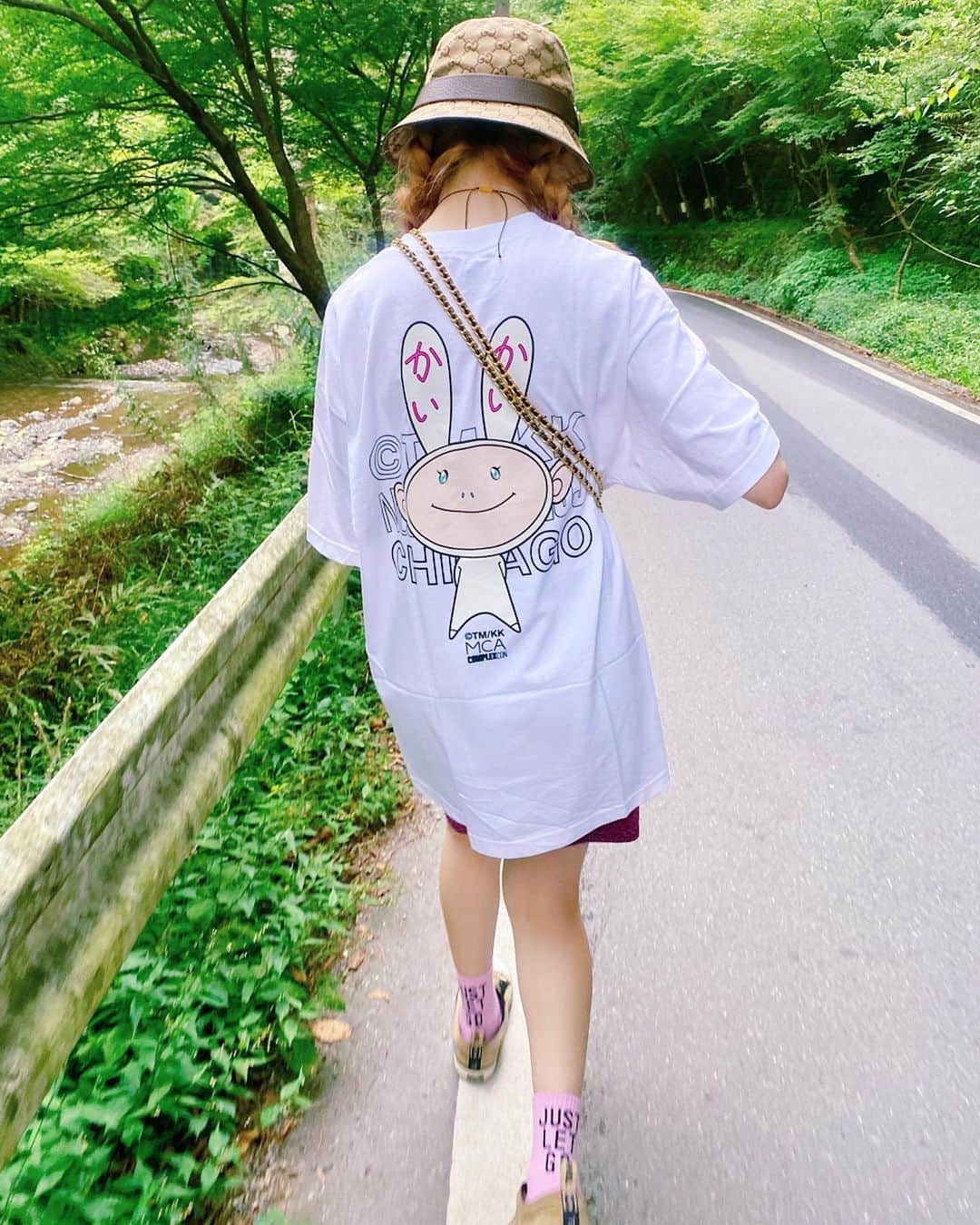 のインスタグラム：「KAIKAIKIKI❤️ 友達が色違いでお揃いでくれたので 嬉しくて❤️ 私はお揃い！とか真似していい？とか言われるのすごい好き☺️ #kaikaikiki #prada #lilybrown #chanel #cherry #salute」