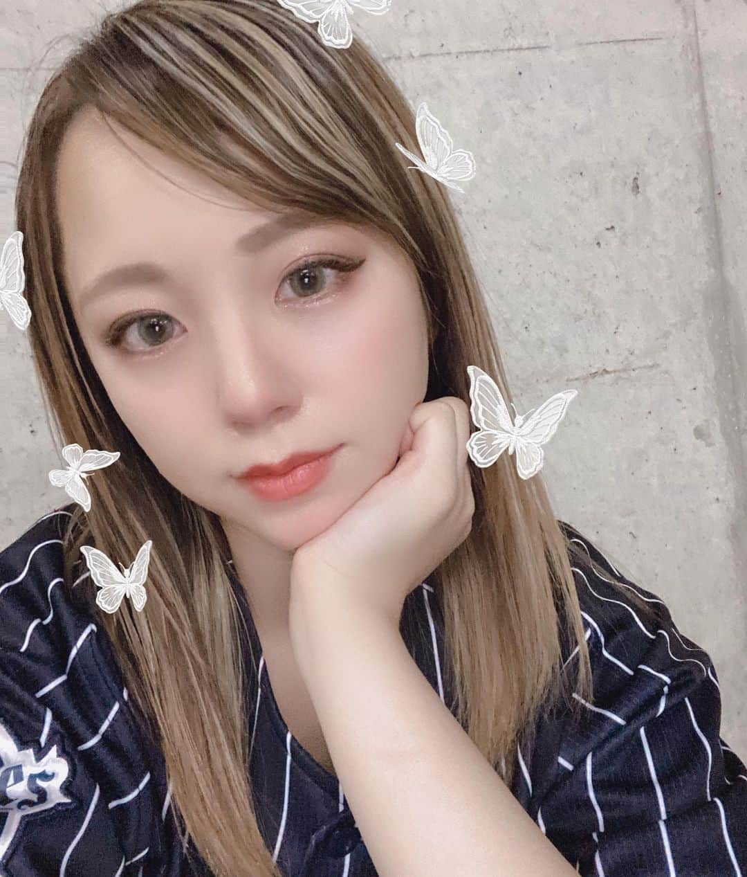 のインスタグラム：「髪色ちぇーーーんじ😚✨お気に入り❣️ 今まで明るい髪色が多いので明るい方が個人的に落ち着きます。笑 いつもお世話になっている美容師さんにも言われました😊💕 . . . . . #オリックス #オリックスバファローズ #bs2020 #BsGirls #ina_355 #orix #buffaloes #baseball #オリ姫 #プロ野球 #野球好きな人と繋がりたい #野球好き #野球女子 #야구 #パリーグ  #野球  #野球観戦 #フォロー #自撮り #セルカ #ハイライト #ヘアカラー #ブリーチ」