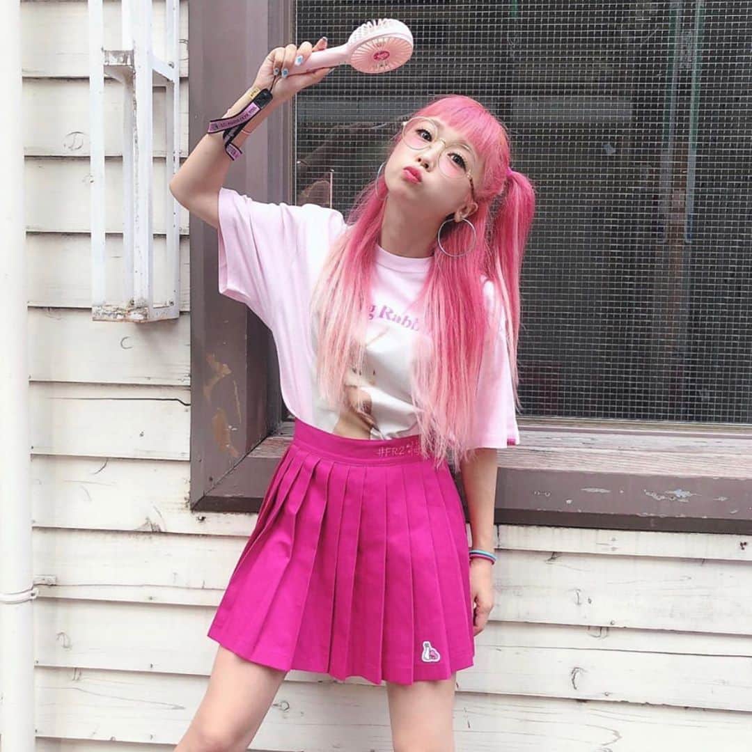 #FR2梅(UME)さんのインスタグラム写真 - (#FR2梅(UME)Instagram)「“Sexual Back”Tee & “Pleated skirt梅” and Cordless handy fan.  with @hikapudayo  #FR2梅 exclusive colour.  Now Online.  #fxxkingrabbits#FR2ume#nosexualservice #頭狂色情兎#smokingkills#caution #leica#leicasl#leicacamera」9月21日 17時52分 - fr2ume