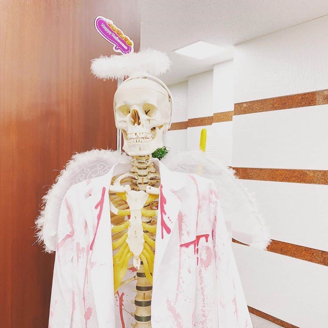 新東京歯科技工士学校さんのインスタグラム写真 - (新東京歯科技工士学校Instagram)「学校がハロウィン仕様になりました🎃🍬飾り付けをしてくれたのは、学スタの皆さんです！！  かわいい？怖い？？ 新東京でのハロウィンを楽しみましょー👻✨  #新東京 #笑顔をつくる学校 #歯科衛生士 #歯科技工士 #コロナ対策万全」9月21日 17時52分 - shintokyodental