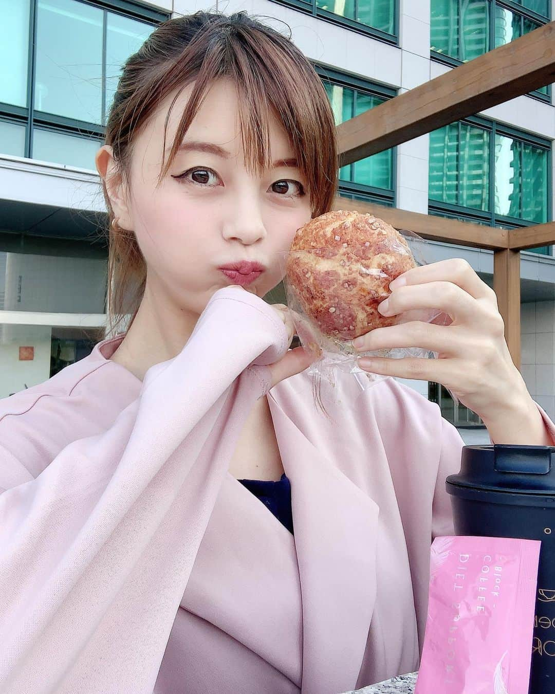 satomiさんのインスタグラム写真 - (satomiInstagram)「うま〜🤤 ・ 私の大好きなシュークリーム！ (@minus_35_frozen_creampuff)  ・  生ブルーチーズケーキAo【青】の姉妹ブランドのマイナス35度　フローズンシュークリーム✨🤤 ・ ・ 外はパイ生地にクリスタルシュガーがまぶされてザクザク食感♡中は北海道産生クリーム×濃厚カスタードがたっぷり¨̮♡︎  ・ 出来立てを瞬間冷凍して美味しさを閉じ込めました！って書いてあったけど本当でした🥺 ・ 冷蔵でも冷凍でもチンしても食べられるんだよ❤️本当とまりません🤚 私の1番好きなシュークリーム♡ ・ 絶対また買う！ ・ ちなみに一緒に飲んだのは『リツビ　カロヤカコーヒー』☕️ダイエットにいいコーヒー♡ ・  #マイナス35度瞬間冷凍シュークリーム #シュークリーム #瞬間冷凍シュークリーム #フローズンシュークリーム #おうちじかん #おうちカフェ @mesoceutical @toku.tamu #メソシューティカル #mesoceutical #トクタム #tokutamu #スイーツ女子」9月21日 17時49分 - saatoomii47