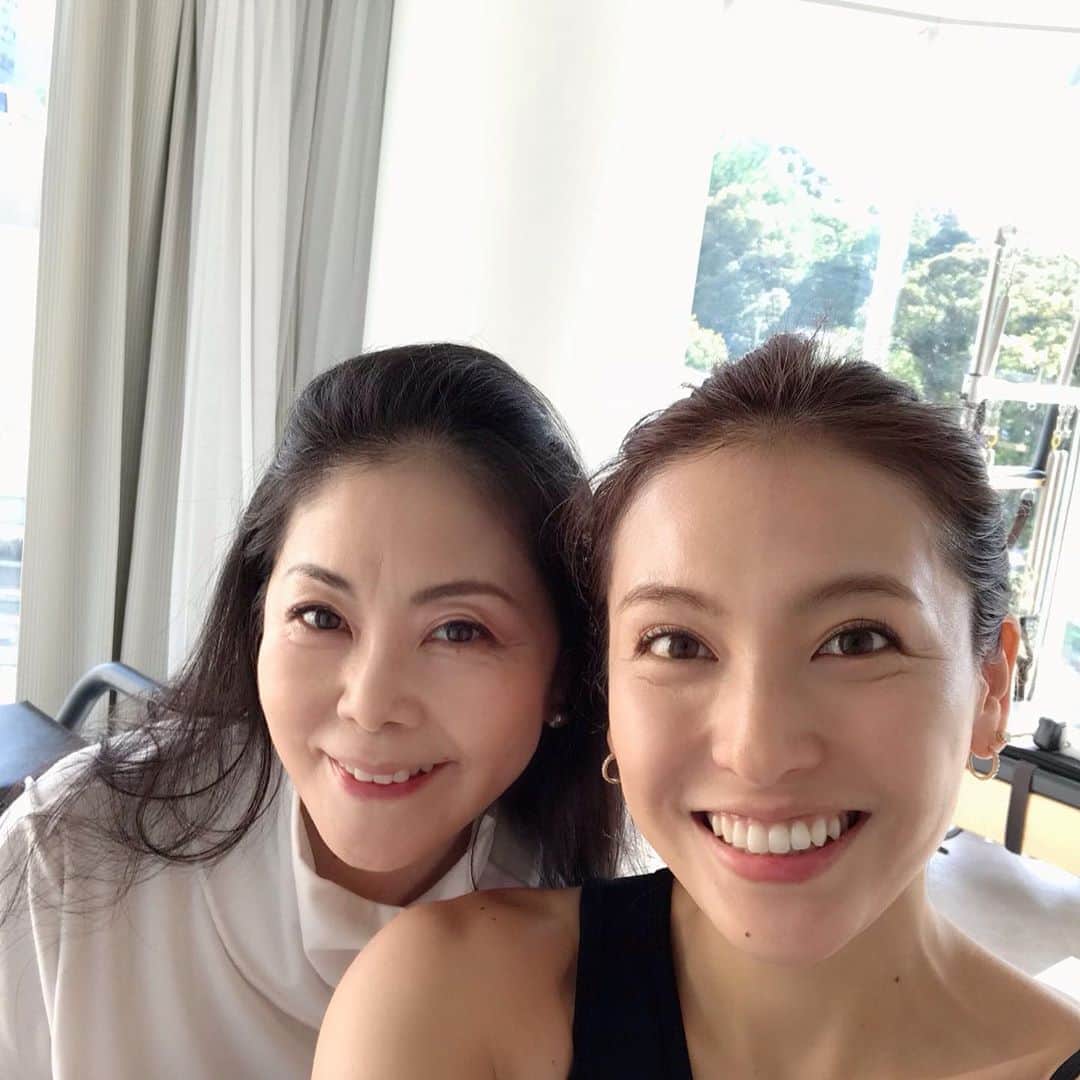 土屋眞弓のインスタグラム：「初ピラティス受けました‼️ ピラティスのインストラクターになったsogyonの厳しい(😅❓)指導の元今まで動かさずに固まってしまった関節や筋肉や骨盤を、リフォーマーというものを使って動かしてもらいました‼️ 言われている事を理解するのに必死で、気付くと息止めてたり ちょっと自分の理解する能力の無さに笑いそうになりながら、しっかり1時間頑張って来ました〜‼️ 本気で身体改善します😊 ピラティス終わって外に出たら気持ち良い青い空に眩しい太陽☀️ 気持ちも身体もスッキリでした❣️ thank you sogyon🥰❤️❤️❤️  そしてこの後素敵な方とお茶❣️ タグ付けの仕方教えて頂き、初タグ付けしました😊  #pirates  #sogyoon」