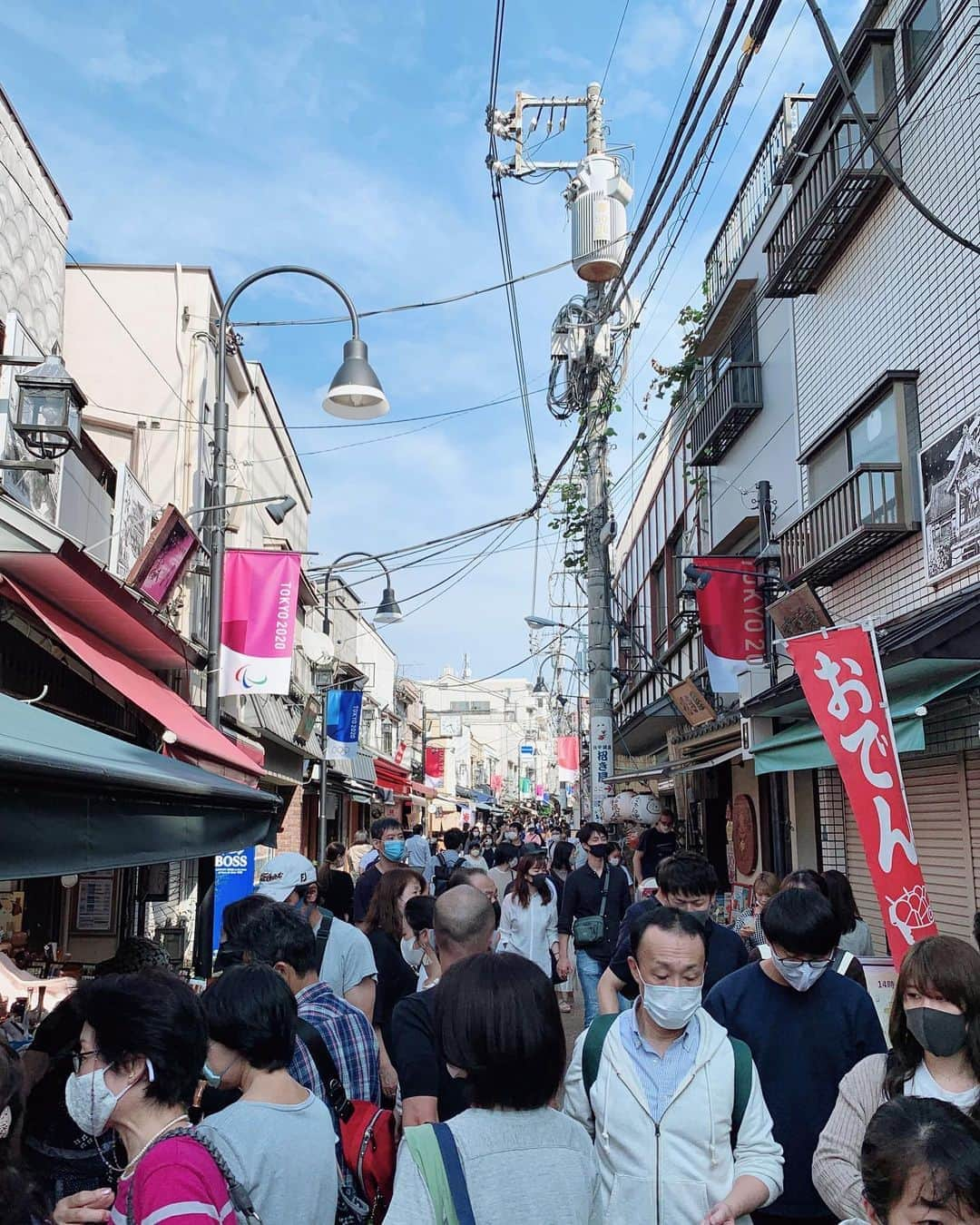 くろさんのインスタグラム写真 - (くろInstagram)「谷根千お散歩🐾 根津神社〜谷中ぎんざ的な感じで🐈 みんなコロナ忘れて近場に繰り出しまくりですな😅 また、2週間後がエライこっちゃになってる予感www #根津神社 #千本鳥居 #谷中ぎんざ #谷中ぎんざ商店街 #千駄木 #谷根千 #千駄木散歩 #谷根千散歩 #千駄木さんぽ #谷根千さんぽ #カメノコタワシ #カメノコタワシのキーホルダー #買いました #観音寺築地塀 #夕やけだんだん #夕やけだんだん坂 #東京散歩 #東京さんぽ」9月21日 18時01分 - m6bmw