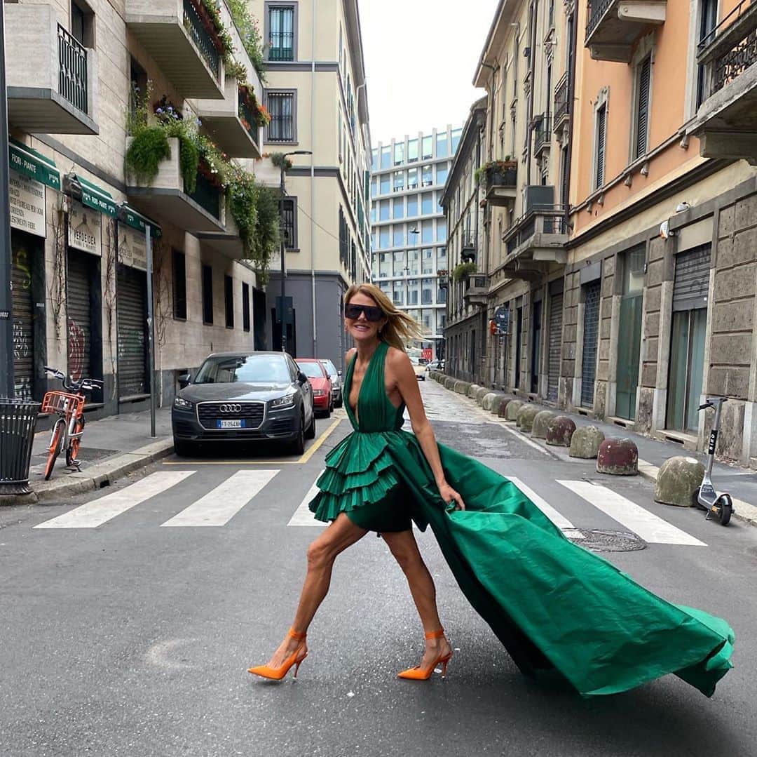 アンナ・デッロ・ルッソさんのインスタグラム写真 - (アンナ・デッロ・ルッソInstagram)「Monday:let’s start this Milan fashion week 🇮🇪💨🌬 in @eliesaabworld 💚💚💚 #mfw2020」9月21日 17時55分 - annadellorusso