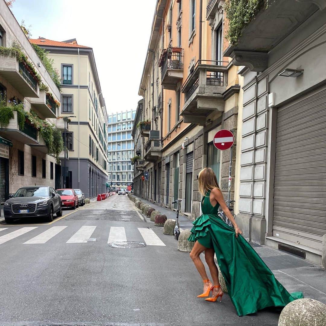 アンナ・デッロ・ルッソさんのインスタグラム写真 - (アンナ・デッロ・ルッソInstagram)「Monday:let’s start this Milan fashion week 🇮🇪💨🌬 in @eliesaabworld 💚💚💚 #mfw2020」9月21日 17時55分 - annadellorusso