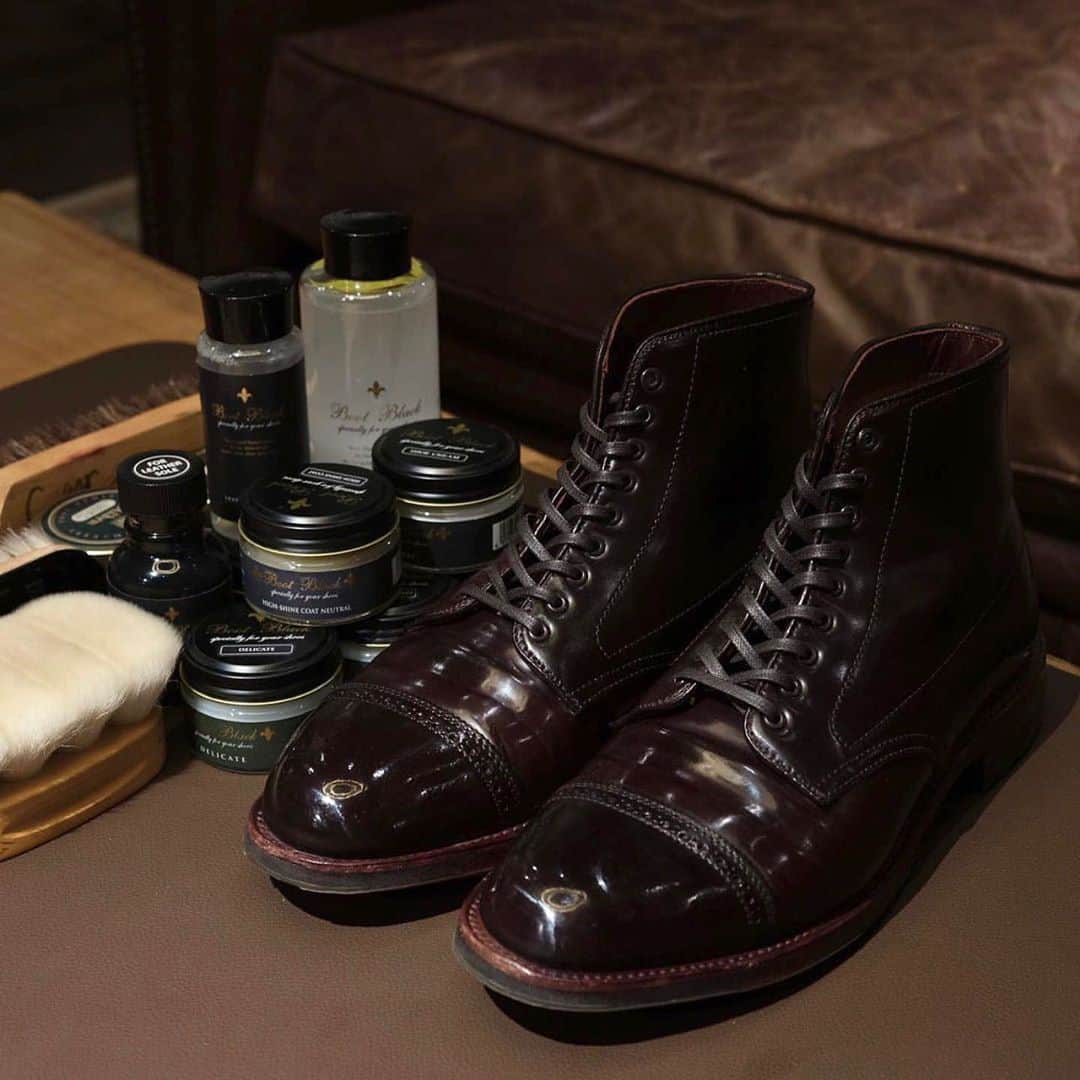 bootblack_officialさんのインスタグラム写真 - (bootblack_officialInstagram)「Boot Black magic on a pair of boots. Photo by : @broguecalifornia 🇺🇸  #columbus#bootblack#shoecare#shoeshine#shoepolish#shoegazing#shoestagram#mensshoes#mensfashion#leathershoes#highshine#madeinjapan#japanmade#japanmadeshoecare#japan#usa#america#california」9月21日 17時55分 - bootblack_official
