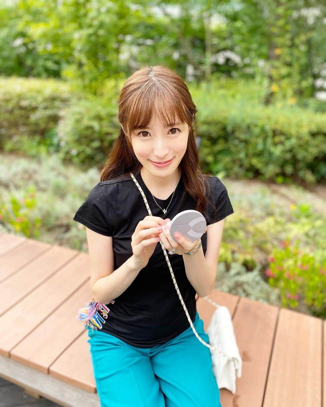 小林真由のインスタグラム：「⋆﻿ 素肌感バツグンなファンデーションに出会えました。﻿ cefineのシルキースキンケアリクイド。﻿ ﻿ 元々薄いくらいなベースメイクが好きなのですが﻿ これは薄付きでナチュラルな艶感にしてくれる！﻿ 大ヒット🥺💕﻿ どんどん伸びて1プッシュでも少し余るくらいでした。﻿ ﻿ ウォーターベース処方なのでサラッとしているし﻿ なにより嬉しいのは石鹸で落ちること🙏﻿ そして肌のキメも整えてくれる成分まで入ってるなんて 肌のことを考えると本当に本当に嬉しい。﻿ ﻿ パウダーを﻿ブラシで部分的にはたけばカバー力もあるし マスク後もよれにくかったです🥺🤍﻿ マスク崩れの救世主❣️ メイクの仕方が少しずつ変わってきたこの頃、﻿ ツヤ肌にしたいけど重くしたくない今の気分にもぴったり。 @cefine_official﻿ ﻿ ﻿ ﻿ #セフィーヌ #シルキースキンケアリクイド #シルクフィニッシュパウダー #フェイスパウダー #ファンデーション #リキッドファンデ #メイク #コスメ #秋コスメ #ベースメイク #新作コスメ #コスメレポ #女の子ママ #男の子ママ #ママライフ #ベビー #cosme﻿」