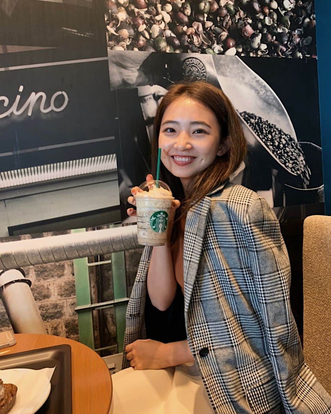 𝐊𝐚𝐤𝐢𝐠𝐢𝐅𝐮𝐤𝐚のインスタグラム：「𝙎𝙩𝙖𝙧𝙗𝙪𝙘𝙠𝙨 𝙘𝙤𝙛𝙛𝙚𝙚🖤 ． マロンケーキとコーヒークリームフラペチーノ どっちも秋の新作でずっと味見したかったから 秋味に囲まれてまたまた幸せ〜🧸 ． 風花コーヒー飲まれへんのやけど このフラペは甘々であんまりコーヒーの味せんかったから ばっちり飲めたし美味しすぎたから もっかい飲みたいくらいでした (友達が頼んだやつずっと飲んでた。🤭🍂 ． 秋ってほーんまに美味しいししあわせ✨ ． この秋何回しあわせって言うんやろうか🌼」