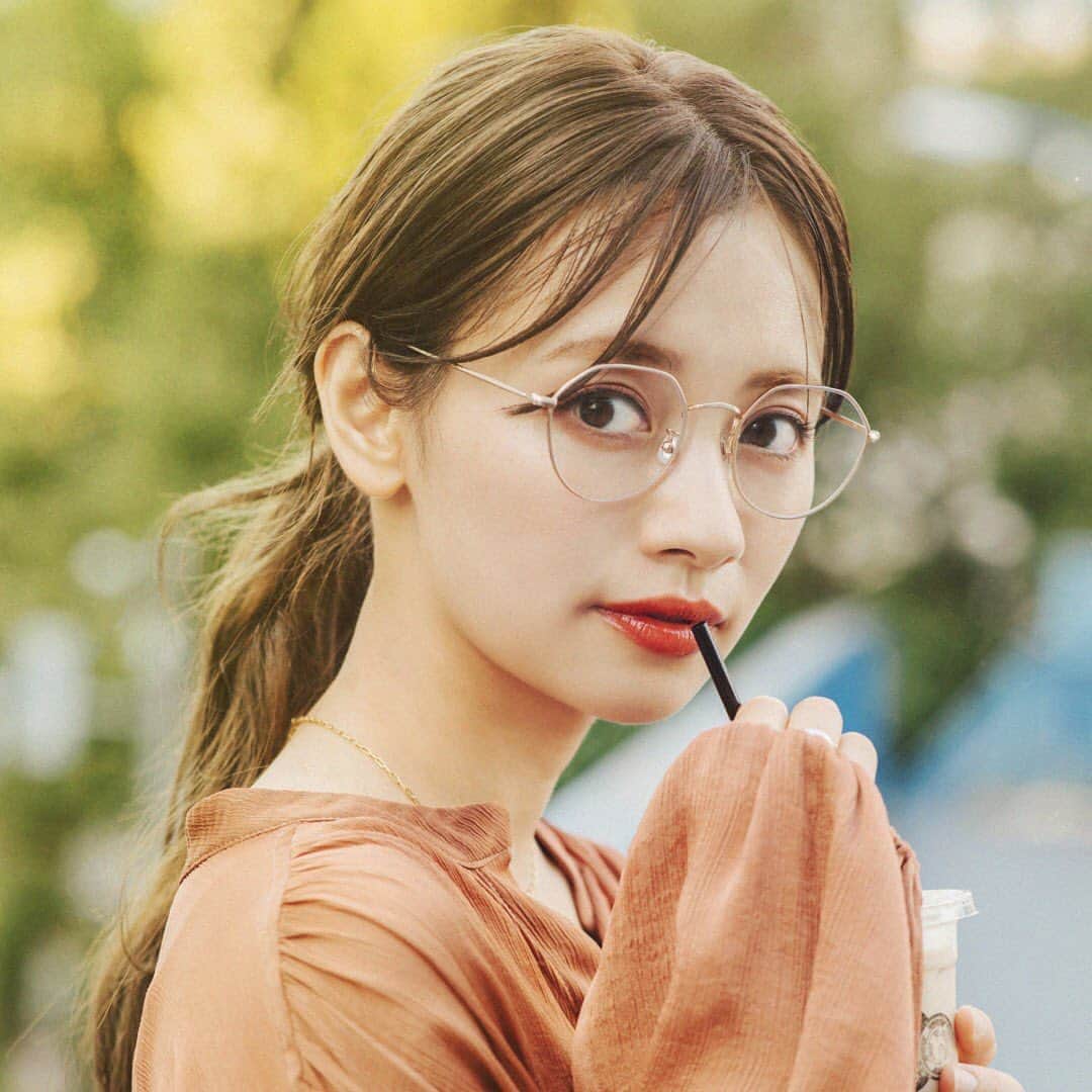Zoff Officialのインスタグラム：「《私が選んだ日常メガネ》 赤埴奈津子さん @natsukoakahani が選んだのは、海外のファッショントレンドを取り入れた #zoffclassic の多角形のメタルコレクション。  ─ 自己紹介をお願いします。 赤埴奈津子です。フード＆空間スタイリストとして活動しています。  ─ あなたのライフスタイルは？ 最近は海外のお香にはまっています。香りがいいだけでなく、パッケージもかわいいので部屋に置いておくだけでインテリアの一部になっています。  ─ 今日のファッションは？ 全体的にゆるっとしたシルエットと色合いなので、メガネはそれに馴染むようなシンプルなカラーを選びました。でもデザイン性がある形がワンポイントになっているので気に入っています。  ─ メイクのポイントは？ 秋っぽく深みのあるオレンジ＆ボルドー系のカラーを使いセミマットな目元に。代わりにリップは艶っぽくしてメリハリが出る感じにしました。  ─ あなたがこれから挑戦したいことは？ なかなか旅行に行けないので、行ってみたかった都内のホテルに週末ステイをして、旅行気分を味わいたいです。  ■商品情報 Zoff CLASSIC ZG202005_56E1 ¥8,800(税込)  海外のファッショントレンドを意識した多角形のメタルコレクション。ボストン、ウェリントンに続き、日本でもマストレンドになりつつあるクラウンパント。 フロント上部が直接的なクラウンパントは、眉や顔の輪郭との馴染みが良く、丸メガネに飽きた方や苦手な方にもオススメです。  ※店舗により在庫数が異なります。予めご了承ください。  #メガネ  #zoff #ゾフ女子  #ZoffUV  #zoff女子 #秋コーデ #ファッション #秋ファッション #fashion #秋メイク #ボルドーカラー #ボルドーメイク #オレンジメイク #オレンジカラー #お出かけコーデ #カジュアル #ライフスタイル #眼鏡 #メガネ女子 #eyewear  #eyewearstyle  #eyewearfashion  #メガネ  #ZoffCLASSIC」