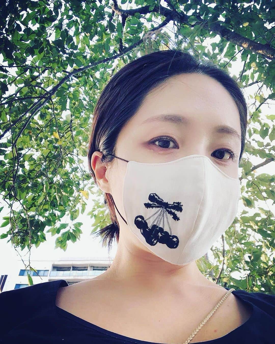 犬山紙子さんのインスタグラム写真 - (犬山紙子Instagram)「さくらんぼマスクが嬉しくてマスクが一番綺麗に見える服を選んだり  白いブラウスも似合いそう🍒」9月21日 18時09分 - inuyamakamiko