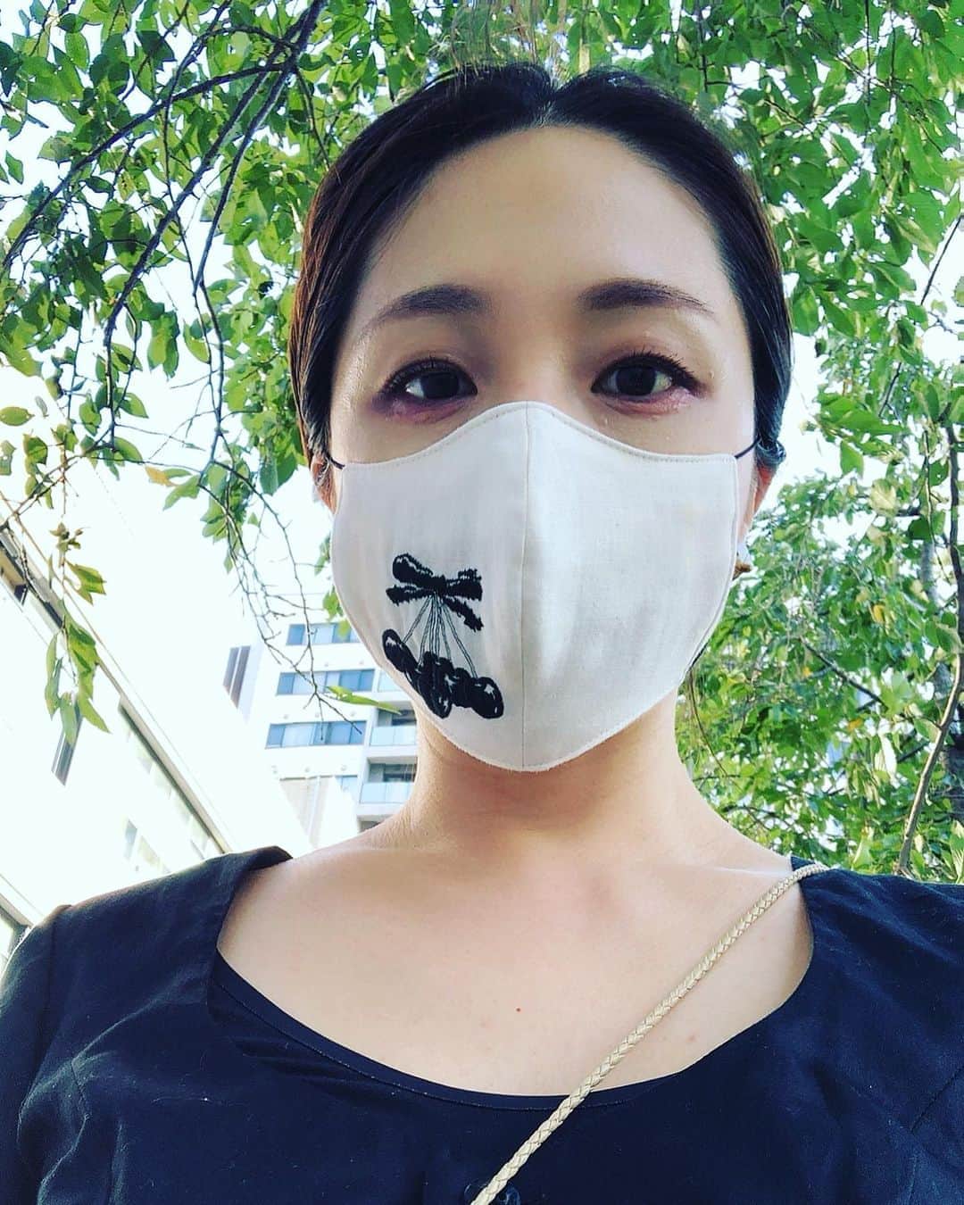 犬山紙子さんのインスタグラム写真 - (犬山紙子Instagram)「さくらんぼマスクが嬉しくてマスクが一番綺麗に見える服を選んだり  白いブラウスも似合いそう🍒」9月21日 18時09分 - inuyamakamiko