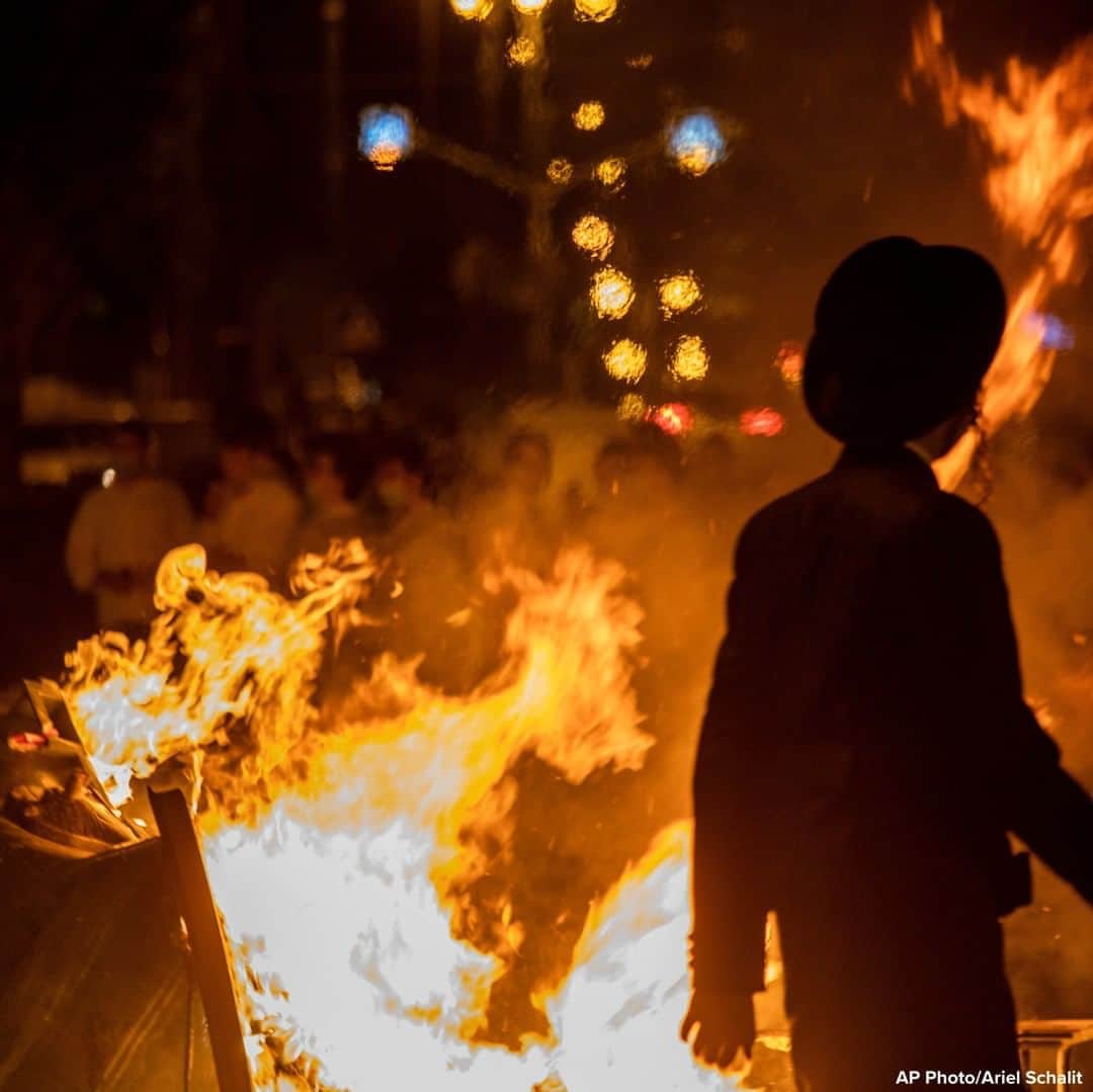 ABC Newsさんのインスタグラム写真 - (ABC NewsInstagram)「Fire burns as ultra-Orthodox Jews protest against the restrictions on gatherings for public prayers despite a new nationwide lockdown order aimed at curbing a raging coronavirus outbreak in Bnei Brak, Israel. #israel #fire #protest」9月21日 18時10分 - abcnews