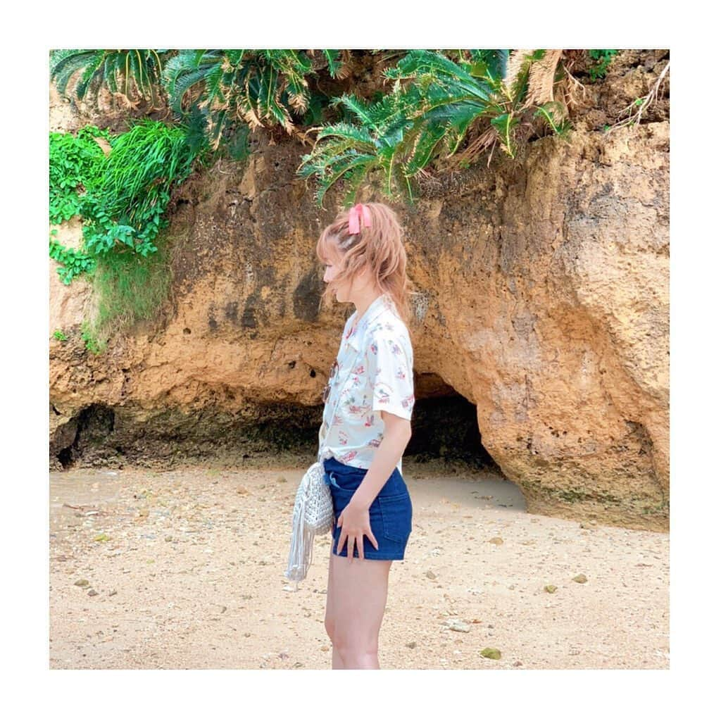 相田瑠菜さんのインスタグラム写真 - (相田瑠菜Instagram)「💙﻿ ﻿ 背の大きさが分かる写真だね(✽︎´ཫ`✽︎)w﻿ 顔だけ見ると小さい子なのかと思ったて 言われがち女子😂💕✨ ﻿ 週末に向けて台風大丈夫かなぁ～😭💕✨﻿ 25日4本あるから 藍菜のお客さん多いのにな💭﻿ 電車止まらないでおくれ～😭👏✨﻿ ﻿ 💙﻿ ﻿ ﻿#美らテラス #沖縄旅行 #沖縄観光 #沖縄 #夏の思い出 #家族旅行 #海 #海好きな人と繋がりたい #夏コーデ #沖縄好きな人と繋がりたい #夏好きな人と繋がりたい #古宇利島 #ドライブ #休日の過ごし方 #休日コーデ #okinawa #sea #💙 #summer #vacation #映えスポット #映え写真 #followｍe #liketime #liker #instalike #instapic #インスタ映え #インスタグラマー」9月21日 18時10分 - _aina_official