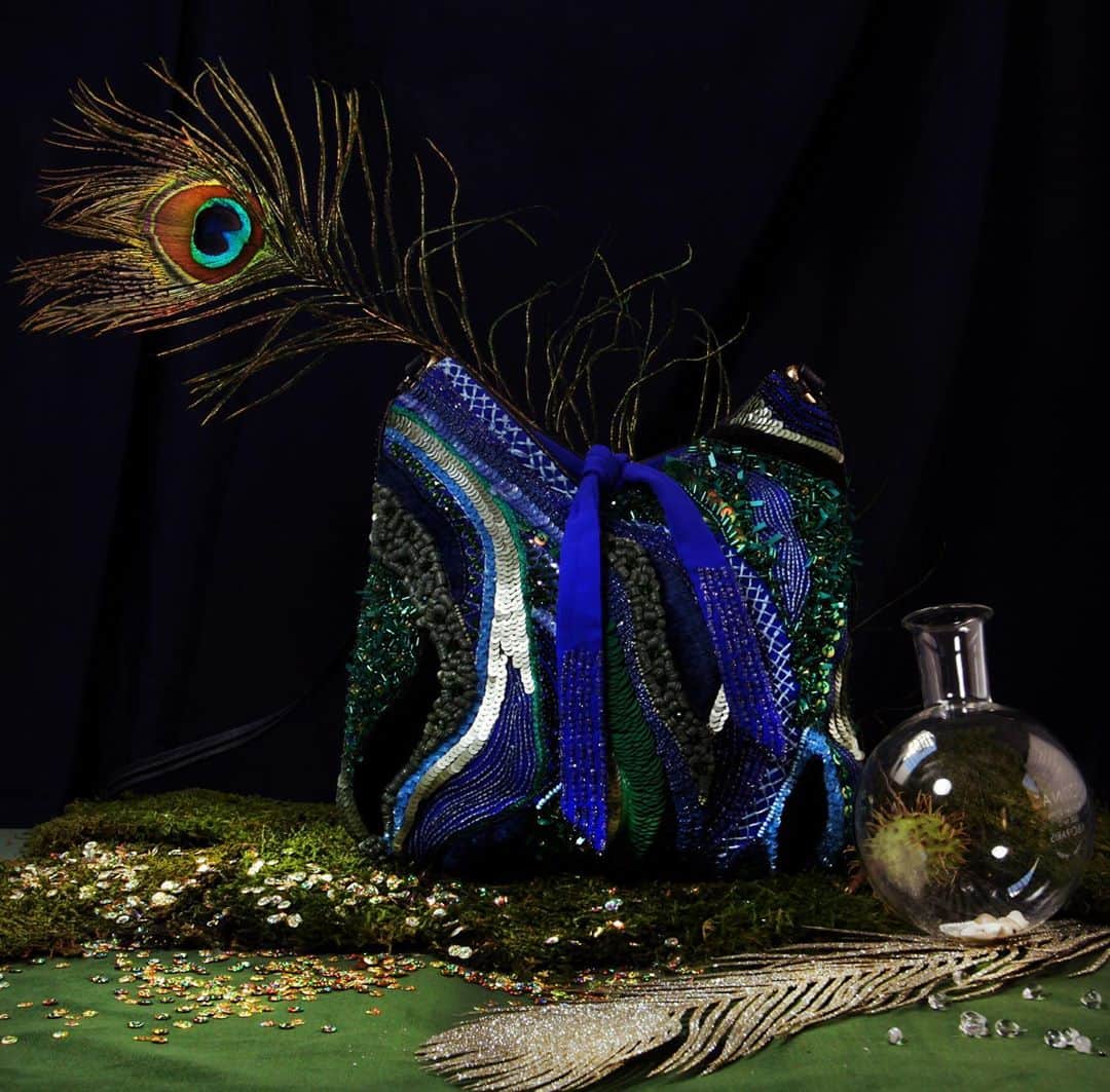 ジャマンピュエッシュのインスタグラム：「Your perfect evening bag for a charmingly mysterious look, inspired by the extravagant beauty of peacock feathers.」