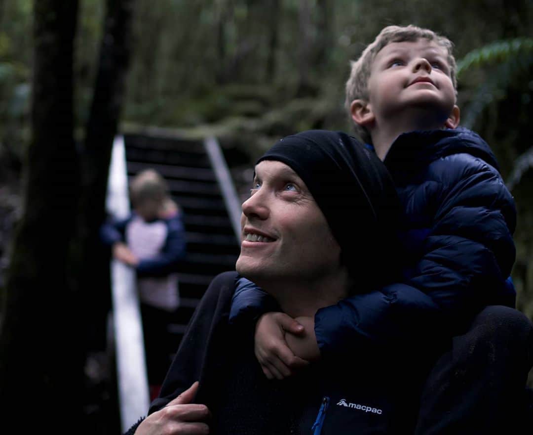 のインスタグラム：「In the biz of making lifelong outside-lovers 🤗💚 What are your tips for getting your kids started in the outdoors from an early age? #raiseanoutsidekid  . . . #outsideisbetter #springadventures」