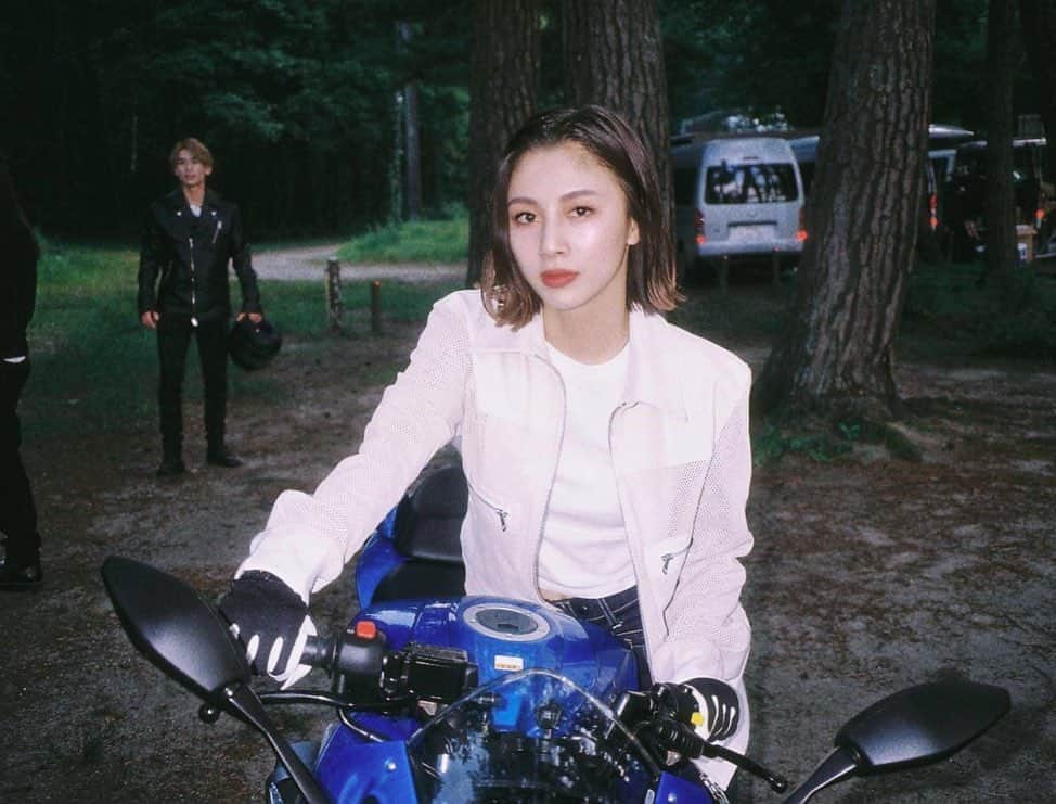 honoka のインスタグラム：「アンバサダーを務めさせて頂いている スズキジクサーSF250、ジクサー250とのコラボMVが 公開になりました🙋🏻‍♀️﻿ ﻿ スズキ二輪さんの公式Twitterアカウントで﻿ キャンペーンも行います🏍💕﻿ 是非チェックしてね！  #suzuki #ジクサーSF250  #ジクサー250」