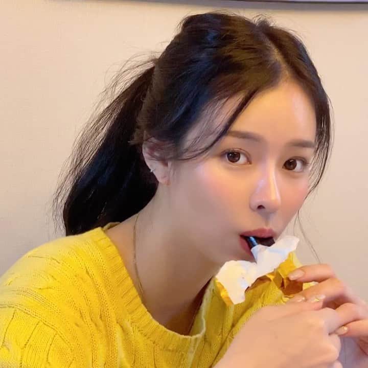 クォン・スジョンのインスタグラム：「양갱이가 모가 어때서... 양갱이 좋아하시는 분🙋🏻‍♀️제가 양갱이 보내드릴게요 !!!! 🎁   #간식 #양갱이 #맛있는데 ... 😭」