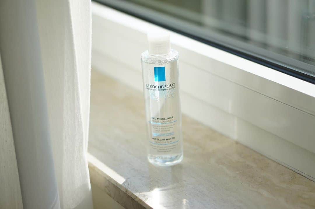 LA ROCHE-POSAY JAPAN ラロッシュポゼのインスタグラム：「＼ どこでも簡単にクレンジング ／  .  #ミセラークレンジングウォーター は拭き取りタイプのメイク落とし  これひとつでメイク落とし、洗顔、保湿ができて、洗い流しも不要なんです🌿  .  洗い流しが必要ないから、洗面所でなくてもメイクオフできるので、ソファでテレビを見ながらや、お子様を寝かしつけながらなど、いつでもどこでも簡単にメイクを落とせます。  .  【ご使用方法】  ①コットンにクレンジングウォーターをたっぷり含ませます  ②まずはアイメイク。数秒おいてなじませ、するんと下にすべらせるように落とします。  ③リップカラーも数秒おいてなじませた後、それぞれ端から中央に向かって横にすべらせるように落とします。  ④続いて顔全体に、やさしくなじませ落としていきます。  ⑤目のキワや小鼻の横など細かい部分にはコットンを折りたたんで使いましょう。  ⑥すっきり取れたら終わり。洗い流しは不要。次のスキンケアステップへ！  .  現在、数量限定でミセラークレンジング ウォーターを1本購入すると、もう1本ついてくるというお得なキット発売中！  なくなり次第終了なので、気になる方はぜひウェブサイトをチェックしてみてください✨  @larocheposayjp  .  ミセラークレンジング ウォーター キット   200mL + 200mL 2,860円（税込） #ラロッシュポゼ #larocheposay #乾燥肌 #敏感肌 #敏感肌対策 #スキンケア #低刺激 #敏感肌コスメ #保湿対策 #保湿ケア #乾燥対策 #基礎化粧品 #コスメ好きさんと繋がりたい #コスメ紹介 #コスメ好き #ツヤ肌 #コスメ情報 #クレンジング #美肌レシピ #美肌作り #肌荒れ改善 #素肌感 #素肌美人 #素肌美 #シートマスク #スキンケアマニア #肌メンテナンス #肌断食 #デイリースキンケア」