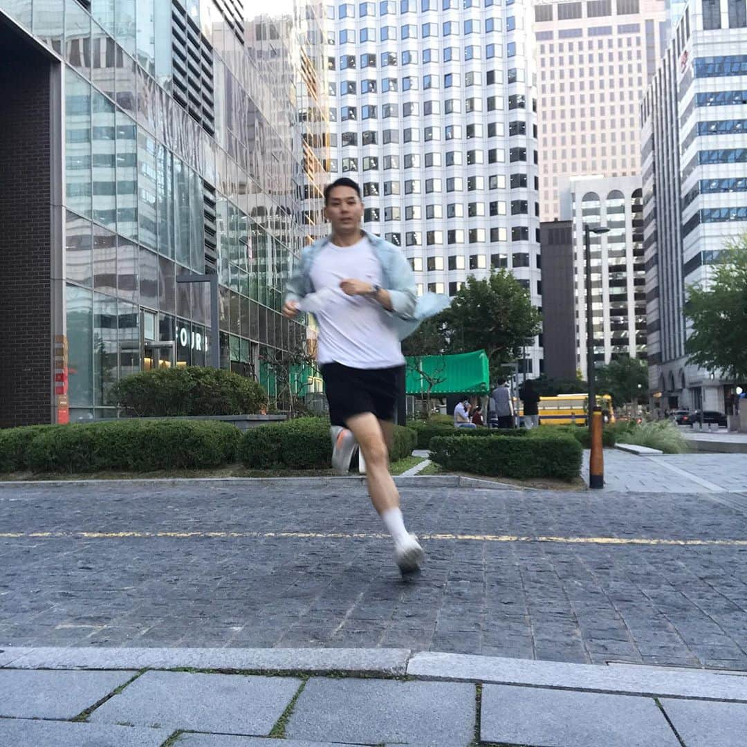 イ・ソンホのインスタグラム：「. 부지Run . Busy day . .」