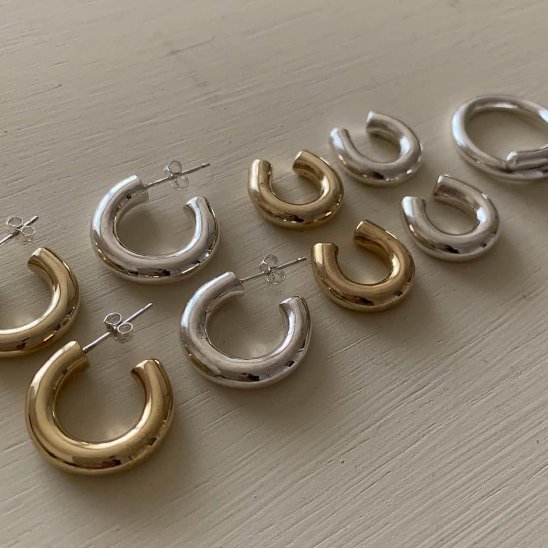Alisaのインスタグラム：「new collection🖤  @magnolia_tokyo magnolia -2020aw-  新作続々と入荷中です 今は自分自身がとってもシンプルで あえて着けすぎない感じが好みなので ジュエリーのデザインも今季はシンプルに  小さいけどボリュームのあるフープピアスや イヤーカフ、線をユニークに活かしたリング  秋は服装に合わせて ゴールドとシルバーを使い分けたり ミックスして着けても可愛いはず☕️🍂  #autumn#jewelry#collection」
