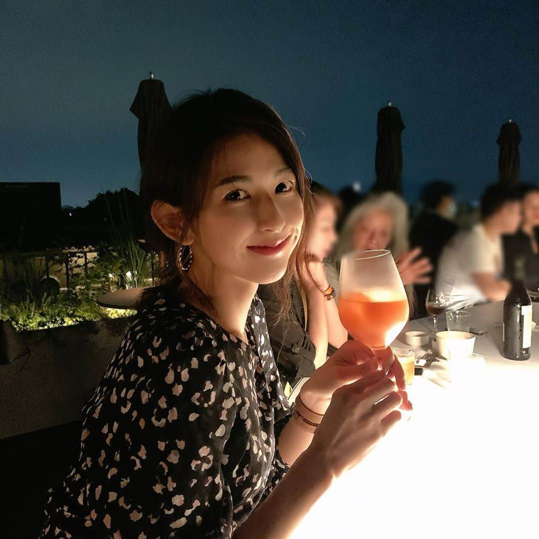 井上麻衣さんのインスタグラム写真 - (井上麻衣Instagram)「行きたかった#k36 🍸✨ 京都の街並みを見ながらいただく カクテルは最高でした♡♡  普段はあまり呑まないけど また来たいなぁ💕  . . .  これから行かれる方、 上着は必須です❗️ 寒すぎて震えました笑  待ち時間も長いのでストールか 上着持っていってくださいね😊 この時は1時間半待ちでした♡笑  #bar #kyoto #date #バー#京都#デート #京都旅#カクテル #ホテルバー#京都夜景#夜景 #デートスポット#おしゃれ #ルーフトップバー #青龍」9月21日 18時17分 - mai_inoue