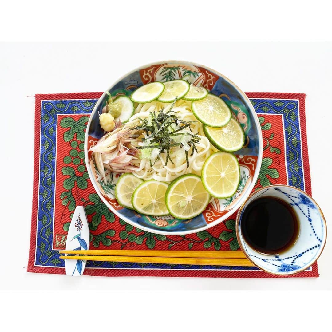 のインスタグラム：「思い返せば、冷やしうどんにハマった夏だった。。。  五島うどんの麺が好きです。平たい感じ☺️  #吉竹さんちのゴハン　#冷やしうどん　#五島うどん」