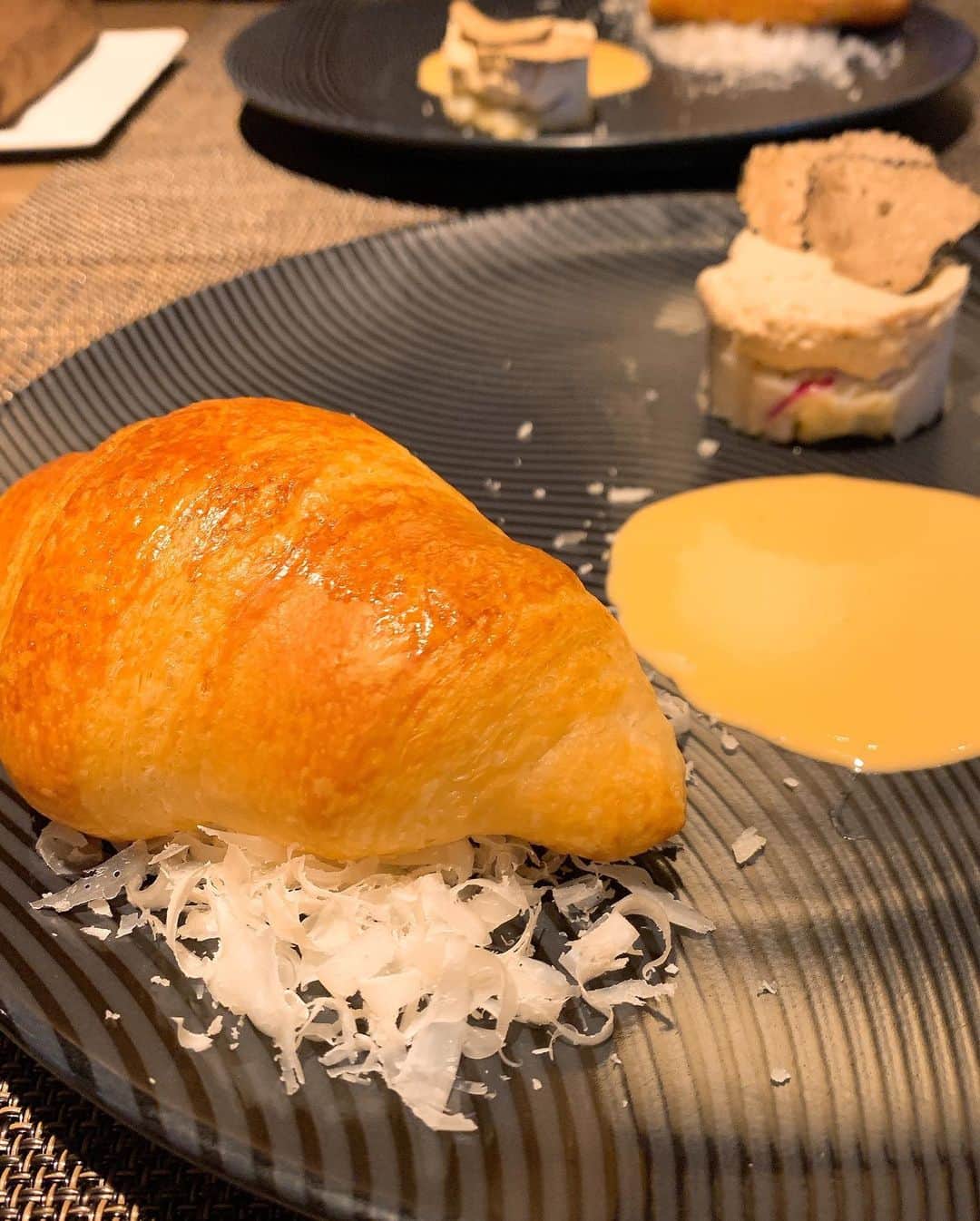 斉藤絢女さんのインスタグラム写真 - (斉藤絢女Instagram)「﻿ ﻿ 【パン好きさん必見❤】﻿ ﻿ この日は神楽坂にある @cogs_dining へ﻿ お邪魔しました😋✨﻿ ﻿ なんと、焼きたてパン食べ放題😳💗﻿ パンの食べ放題って、﻿ 種類が少ないイメージだけど、﻿ ここは本当にたくさんの焼きたてパンが﻿ 食べれるの🤤💕﻿ そして、鮨由う🍣@sushi__yuu  尾崎さんに﻿ お土産で貰ったクロワッサンに再会しました🥺❣️﻿ ﻿ ランチでこの満足度なら、﻿ ディナーはどうなっちゃうの🥰！？！？﻿ ﻿ そして、小暮さんの人柄が良すぎて、﻿ 感動しました😭😭🤎﻿ お料理、接客、﻿ こだわりのたくさんある素敵なお店、、、﻿ ﻿ もうみんなも行くしかないでしょ😋💗💗﻿ ﻿ ﻿ #神楽坂#cogsdining#パン食べ放題#自家製パン#神楽坂ディナー#牛タンシチュー#神楽坂ランチ#クロワッサン#東京グルメ#東京ランチ#おすすめランチ#コグスダイニング#コグスダイニング神楽坂」9月21日 18時22分 - ayamekiii
