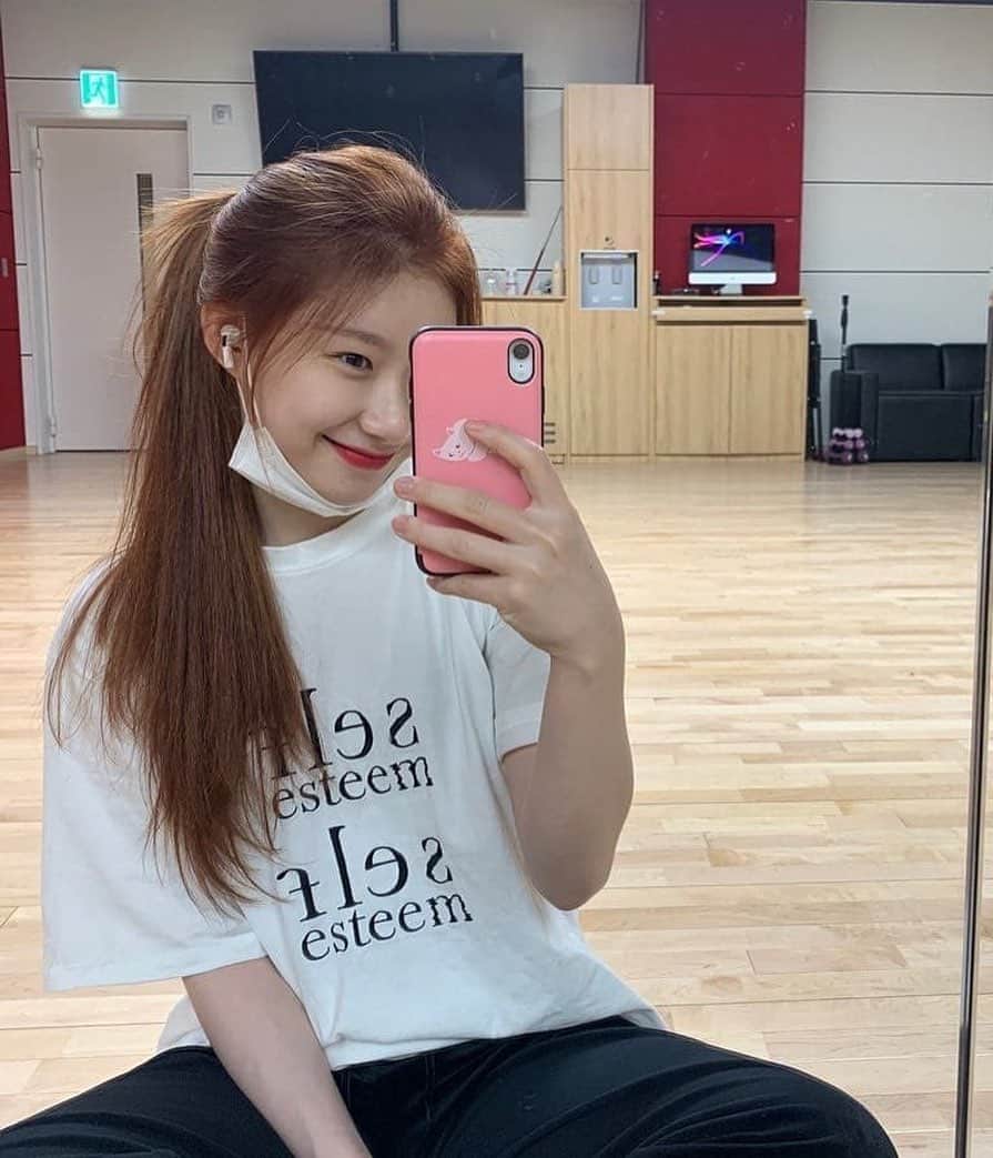 チェリョンのインスタグラム：「comment down one thing you love about chaeryeong👇❤️ #있지 #ITZY #채령 #CHAERYEONG #MIDZY⁣⠀」