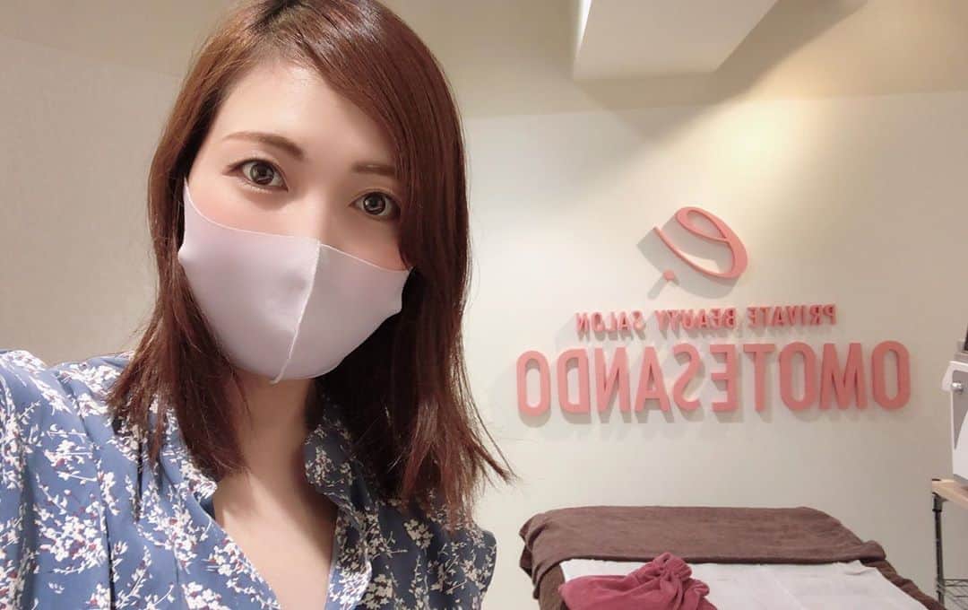 のインスタグラム：「少し前ですが、2回目のe.private Beauty salon表参道店さんに行って来ました！  またまた前回と同じフルボ酸デトックストリートメントにニードレスインジェクターでビタミン＋人幹細胞を注入して来ました！  そして、ずっと気になってるタポタポの二の腕に二の腕痩せのスタンプハイフも打ってもらいました！ やった直後でも見た目で違いが分かりました！ まだまだ太い二の腕ですが…少しでも減って嬉しかった！２枚目の写真左側（右腕）が施術後、右側（左腕）が施術前です！  ニードレスインジェクター　 ビタミンC 9800円 ビタミンC＋人幹細胞培養液ダブル　12800円  HIFUスタンプ 二の腕 15000円 太もも 18000円  #eprivatebeautysalon #表参道エステ #ニードレスインジェクター #hifuスタンプ #二の腕痩せ #人幹細胞培養液」