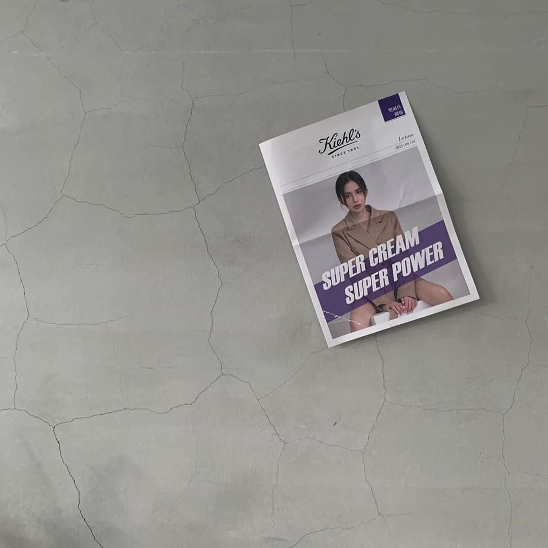 のインスタグラム：「這樣會不會太自戀? 一份來自2025年未來的報紙  謝謝 @kiehlstw  最讓我驚訝不已的是 內容提到的常用產品 真的 都是我用到不知道第幾瓶的產品 美白精華跟麝香乳液」