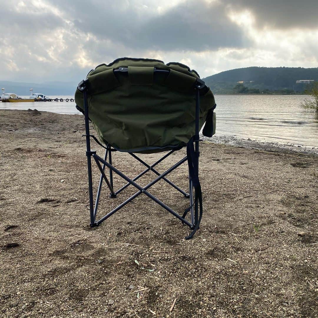DOSHISHA ENJOYMENT DIVのインスタグラム：「自分だけの特等席。  ■商品名:ボスチェア  ■スペック 材質：ポリエステル　収納袋付き サイズ：W90×D75×H93cm  座面の高さ43×座面の幅53cm 耐荷重：80kg  #アウトドア#おうちキャンプ#ソロキャンプ#キャンプ用品#アウトドアチェア#camp #camping #ドウシシャ#Luoda#リラックス#自然#癒されたい」