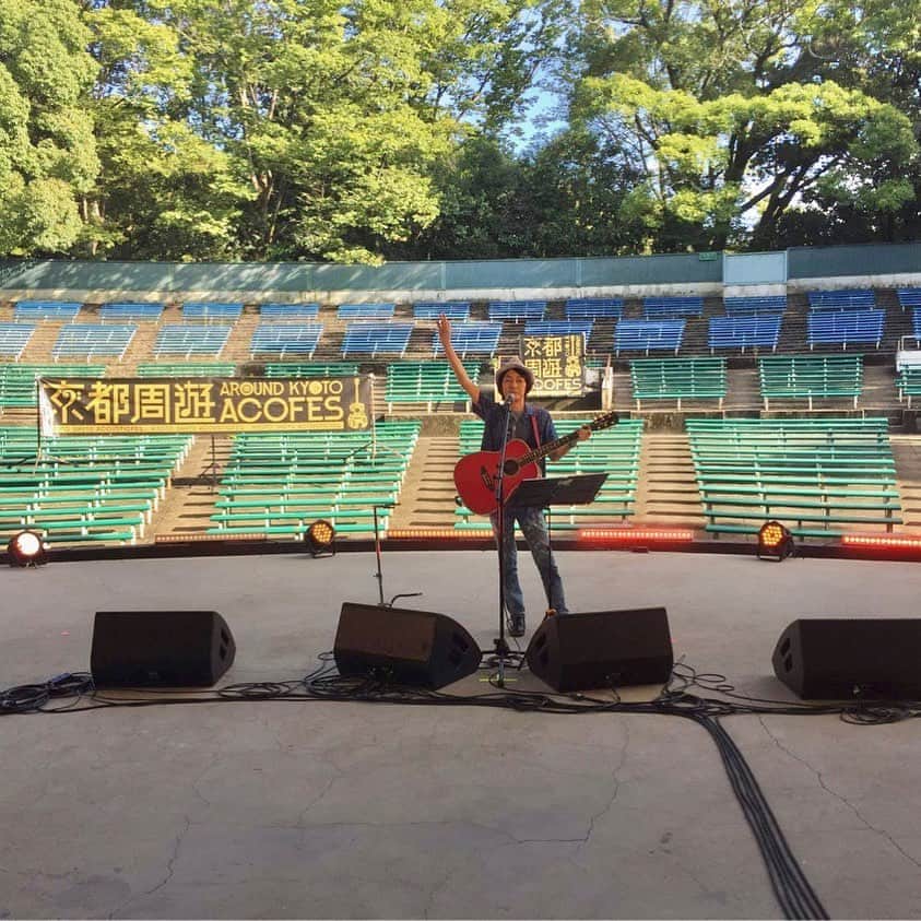 堀江淳のインスタグラム：「「京都周遊アコースティックフェス」 楽しく終わりました🎶 ありがとうございました😊 ＃京都周遊アコースティックフェス  ＃円山公園音楽堂  ＃無観客ライブ  ＃メモリーグラス  ＃堀江淳  ＃ベストテン  ＃昭和歌謡  ＃水割りをください」