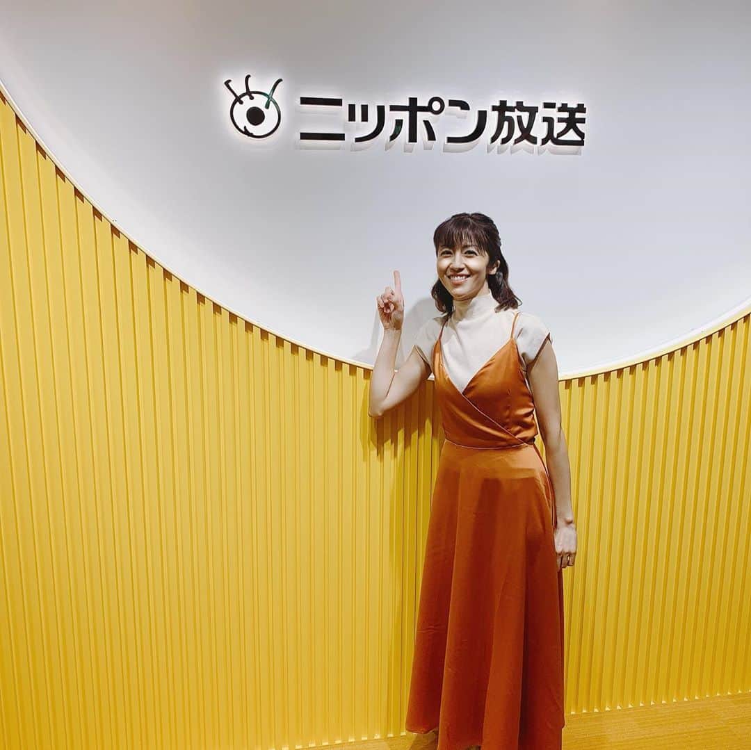 のインスタグラム：「今日のラジオ生放送特番、終わりましたー🎙 聴いて下さった方、メールを送って下さった方、皆さん本当にありがとうございました！ 初めましての方やお久しぶりの方々のお名前を目にして、とても楽しくて、生放送またやりたーいと思ってしまいました😆✨🎤 電話を繋いでお話を聞かせてくださった道の駅の駅長さんや広報の皆さんもありがとうございました🚗🏪 また声をかけてもらえるよう、日々頑張ります！ 今夜はお休みですが、毎週月曜日夕方放送のラジオ国土学入門も是非聴いてくださいね😃 本当にありがとうございました！  ⇨swipe :) 写真は、仲良しで大好きな後輩、東島アナウンサーと💕  #ニッポン放送 #ラジオ #特番 #特別番組 #生放送 #感謝 #国土学 #ラジオ国土学入門 #道の駅 #連休 #行楽 #旅行 #アナウンサー #フリーアナウンサー #radio #라디오  #생방송  #아나운서」