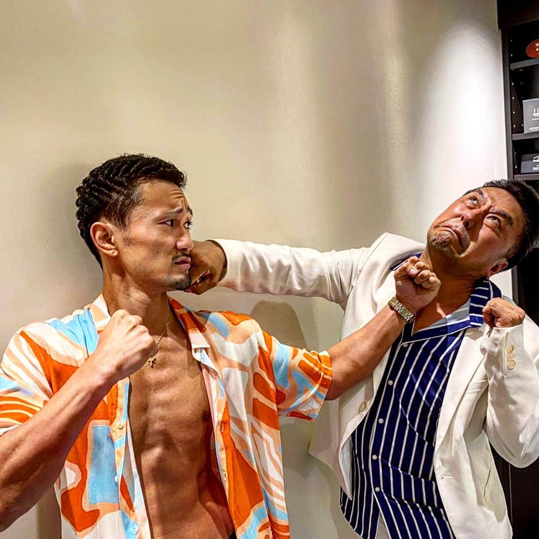梅野源治のインスタグラム：「歌舞伎役者&格闘家がdunhill BARBERでアイロンパーマ&パンチパーマをかけたら、こうなりましたw 爽やかさを売りにしてる僕としては🤔 市川九團次さんのYou Tubeチャンネルをチェック📺　 dunhillのBARやBARBERを貸し切りにしていただき、関係者のみなさまには感謝です✨ #dunhill　#barbertokyo」