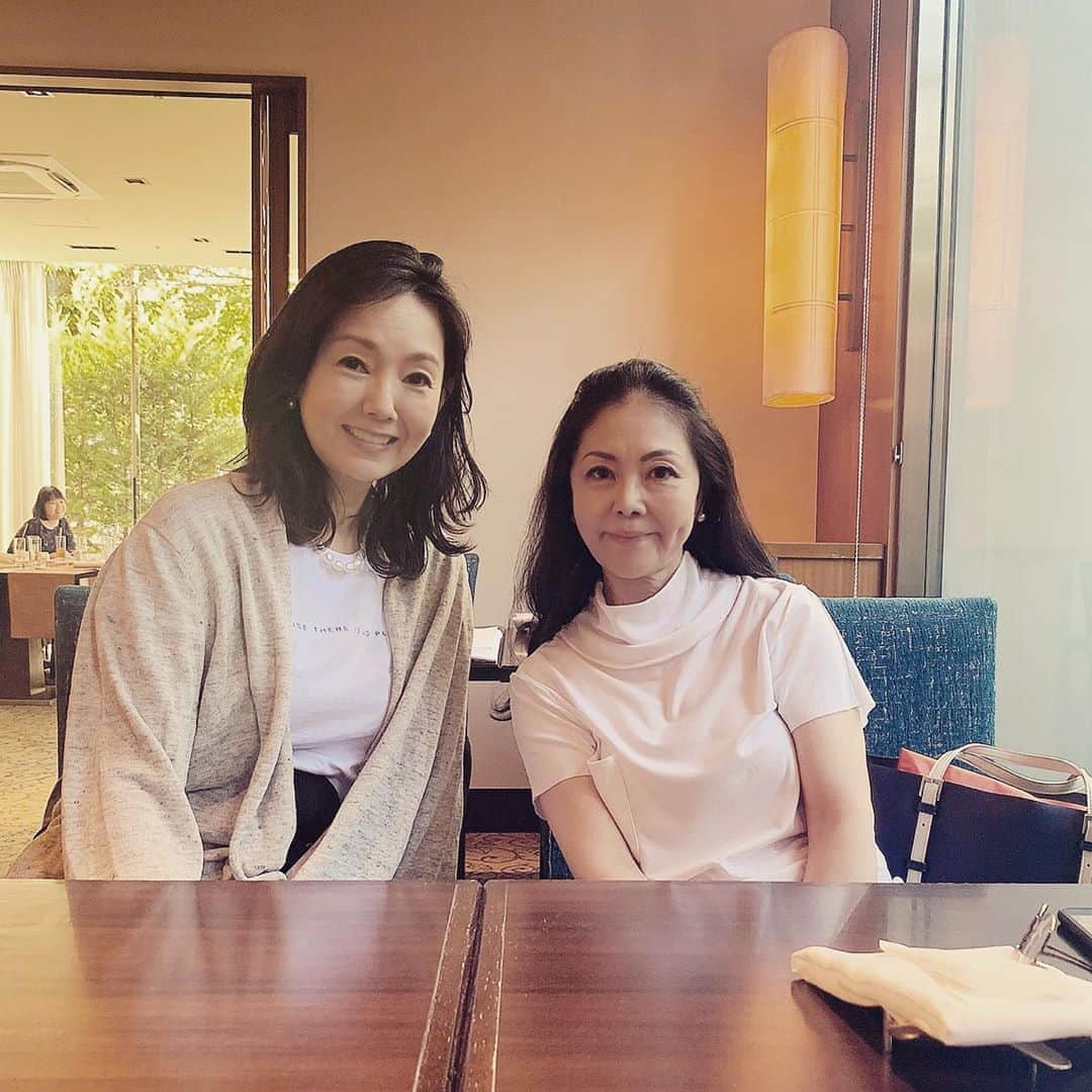 土屋眞弓のインスタグラム：「@maho_toyota  #とよた真帆 ちゃんとお茶  ピラティス終わってと真帆さんと久々再会❣️ いつも素敵な真帆さんにsogyonもご紹介して3人で楽しいひと時を過ごしました💕  #maho_toyota」