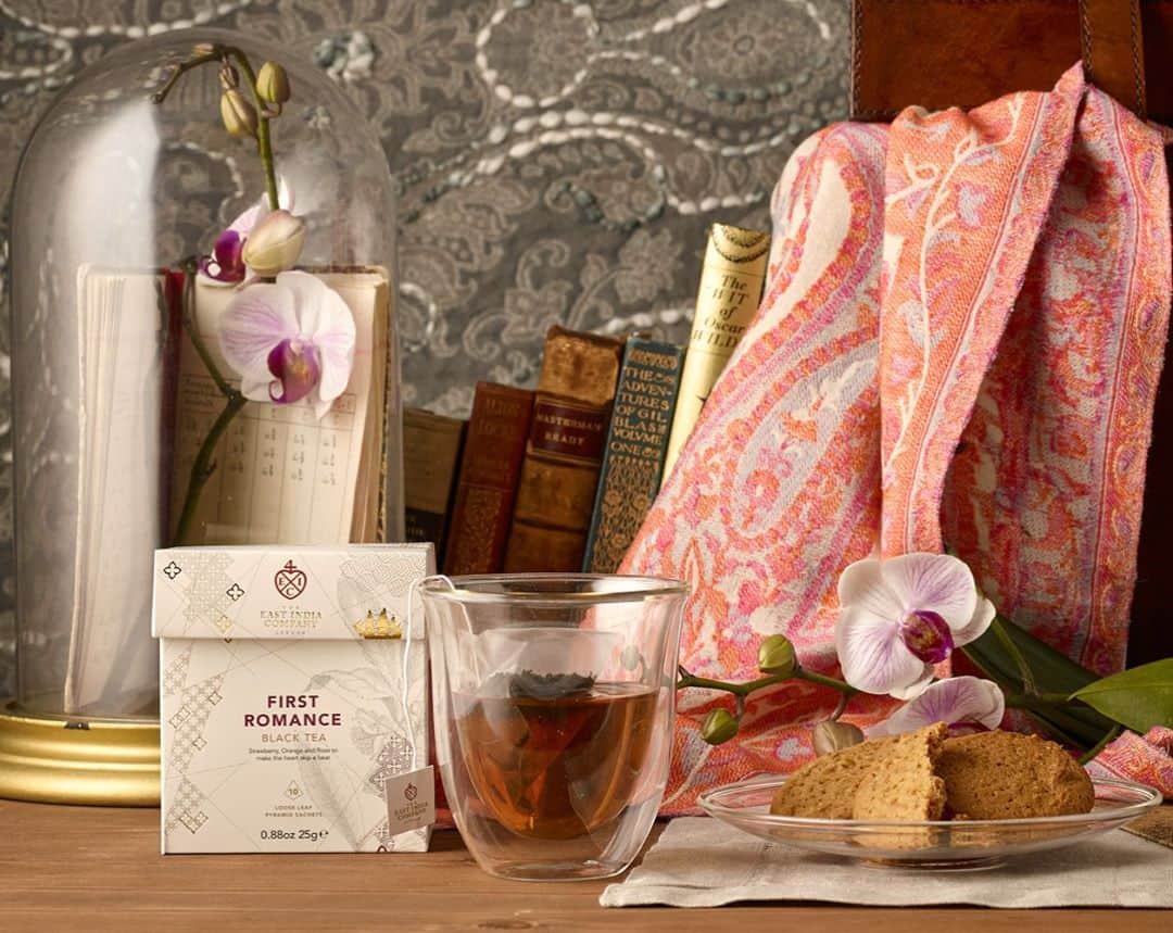 The East India Companyさんのインスタグラム写真 - (The East India CompanyInstagram)「Have you tried our First Romance tea? 🌺 Loose leaf tea packed in silken pyramid bags, individually wrapped in soft touch sachets.  Deliciously fruity and laced with delicate florals, this black tea will evoke the excitement of a first romance and delight your senses. Strawberry, Orange and Rose to make the heart skip a beat. #firstromance #tea #tealovers #teatime」9月21日 18時47分 - theeastindiacompany