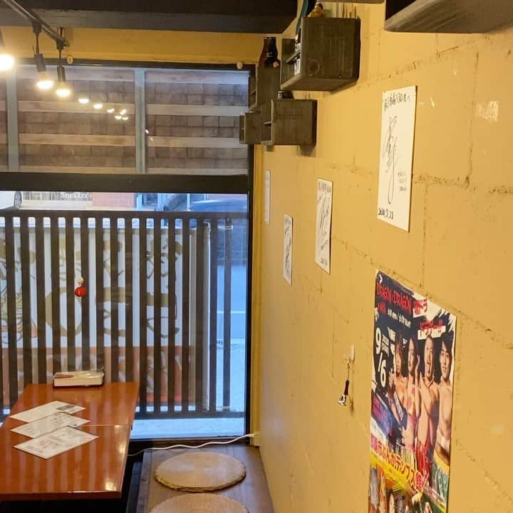 GOSAMARUのインスタグラム：「本日も餃子酒場530オープンしてますからね！！ 僕の大好きな曲「愛より青い海」を流しながらやってますよー！ 本日も1時まで！！ お待ちしております🙇‍♂️ ちなみに、この曲、結婚式のお色直しの時に流しました(笑) この時は上々颱風さんではなく、ういずあすさんの方で！！ #ういずあす #餃子酒場530  ういずあすさん元気かな？ １回共演したきりだから気になる😅」